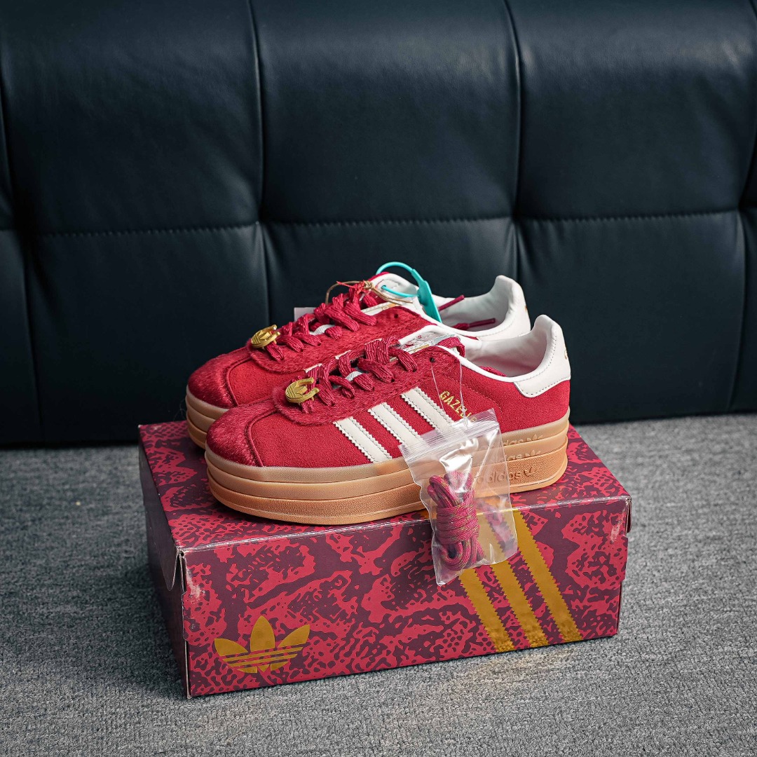 Adidas originals GAZELLE CNY新年款 马年限定 经典运动 德训鞋 红色羚羊松糕系列复古百搭厚底增高低帮休闲运动板鞋 最好穿最百搭的长腿神器. 不仅价格不错~鞋子也不错啊!Originals的Gazelle Bold鞋款打造出「超厚底版本」!延续流线鞋型、经典麂皮材质、白色三条线和侧面烫金标志的复古外型,奶油白鞋底高度直接乘3,出门搭上它,保证一路步步高升. 货号:KJ4293 GL