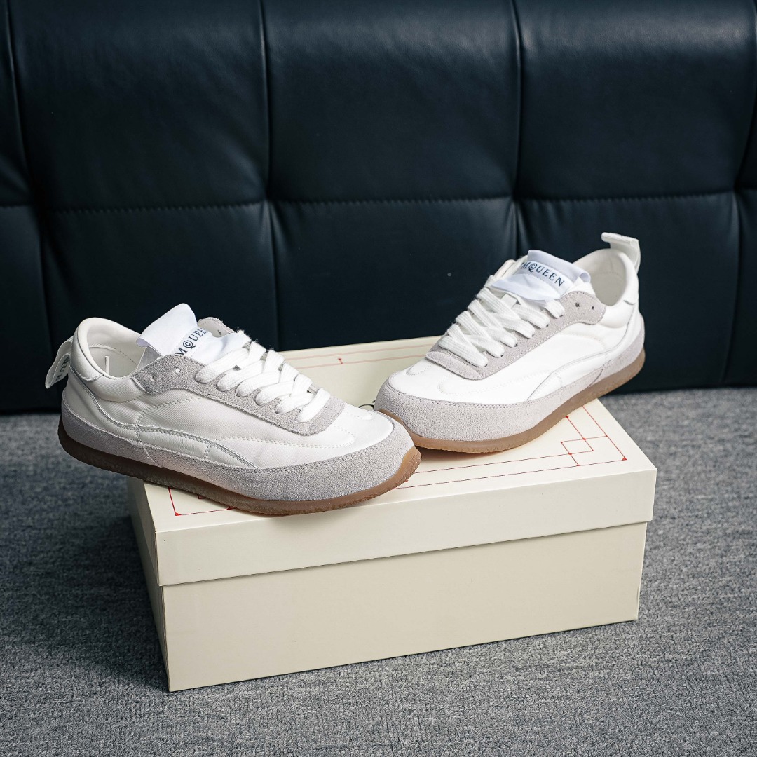 Alexander McQUEEN 麦昆 德训鞋运动鞋 流畅的圆形鞋头 Alexander McQUEEN 麦昆 德训鞋运动鞋 流畅的圆形鞋头