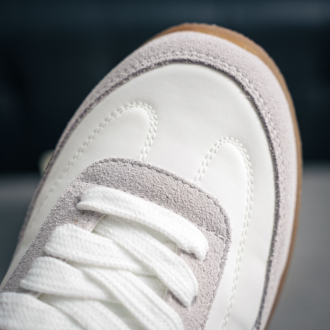 Alexander McQUEEN 麦昆 德训鞋运动鞋 流畅的圆形鞋头 Alexander McQUEEN 麦昆 德训鞋运动鞋 流畅的圆形鞋头