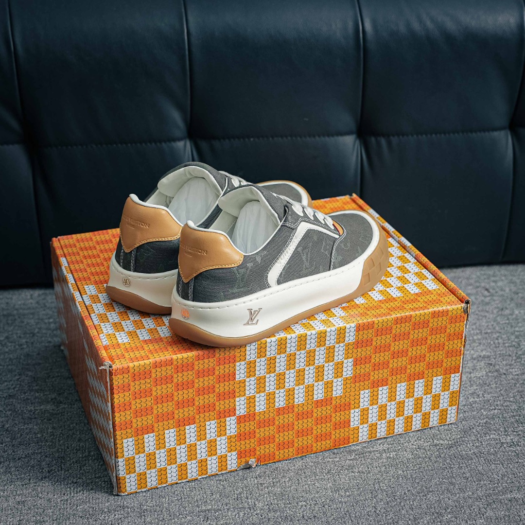 LOUIS VUITTON Tilted 系列 2026 早春全新上架 LV 路易威登 Tilted Low Sneakers 倾斜系列低帮复古休闲运动板鞋-Top High Quatity Cheap Sneakers Fashion Clothing Clothes Bags handbags Shoes of all Brand wholesale With The best Quality And Beautiful Price from China Factory Chinese suppliers wholesaler seller LOUIS VUITTON Tilted 系列 2026 早春全新上架 LV 路易威登 Tilted Low Sneakers 倾斜系列低帮复古休闲运动板鞋
