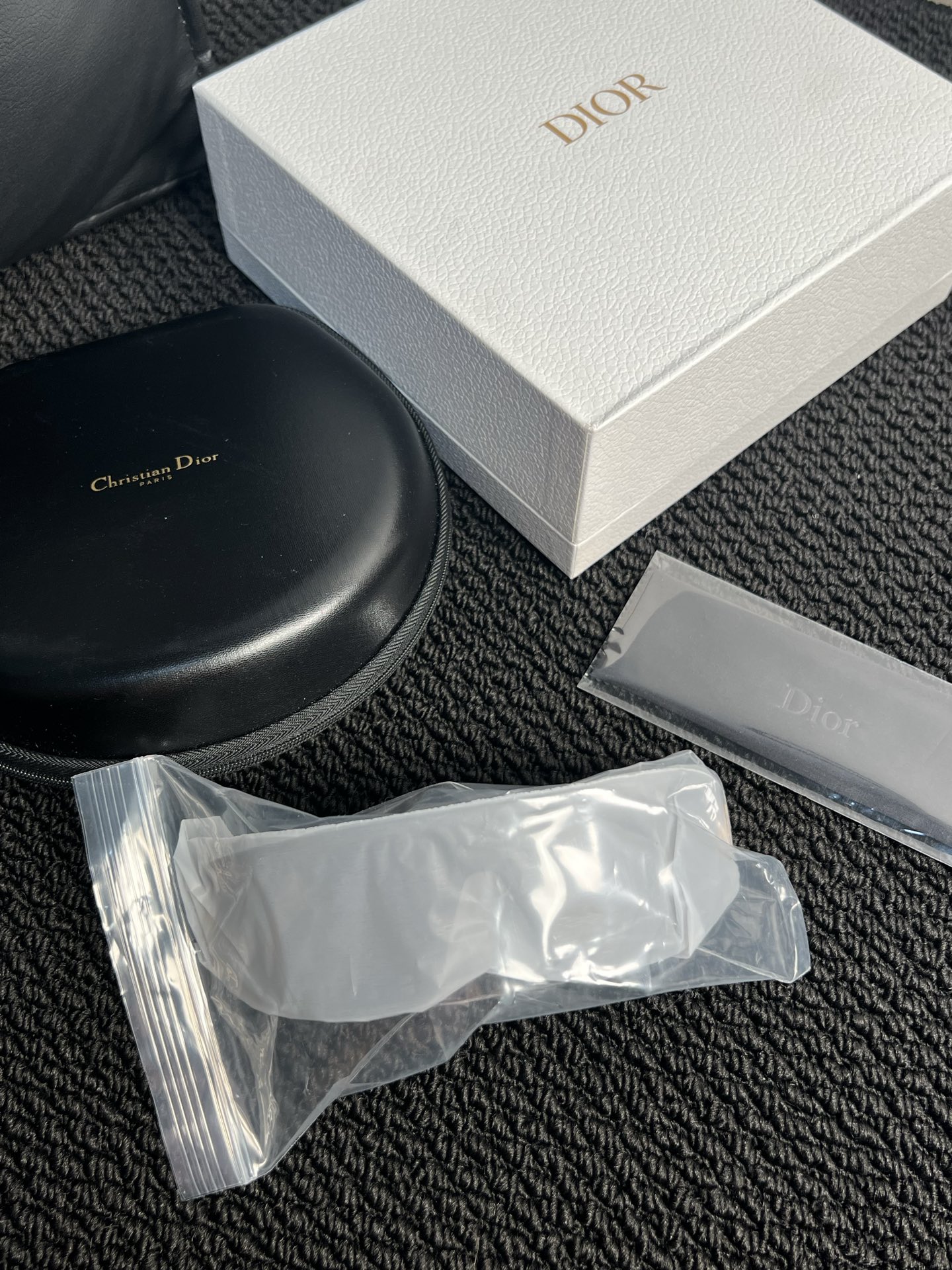 省钱版本素材实拍 ▪️眼镜腿是可以折叠的 全套包装完全不输上百的品质 可以当墨镜还能当发箍 今年最新款 拍照凹造型姐妹必入