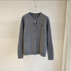 🛒𝐍𝐄𝐖 · 𝟐𝟎𝟐6/爆款现货 【原单品质】RL*|2026新款麻花圆领针织开衫 系列款 老钱风穿搭 气质百搭绝美 🛒𝐍𝐄𝐖 · 𝟐𝟎𝟐6/爆款现货 【原单品质】RL*|2026新款麻花圆领针织开衫 系列款 老钱风穿搭 气质百搭绝美