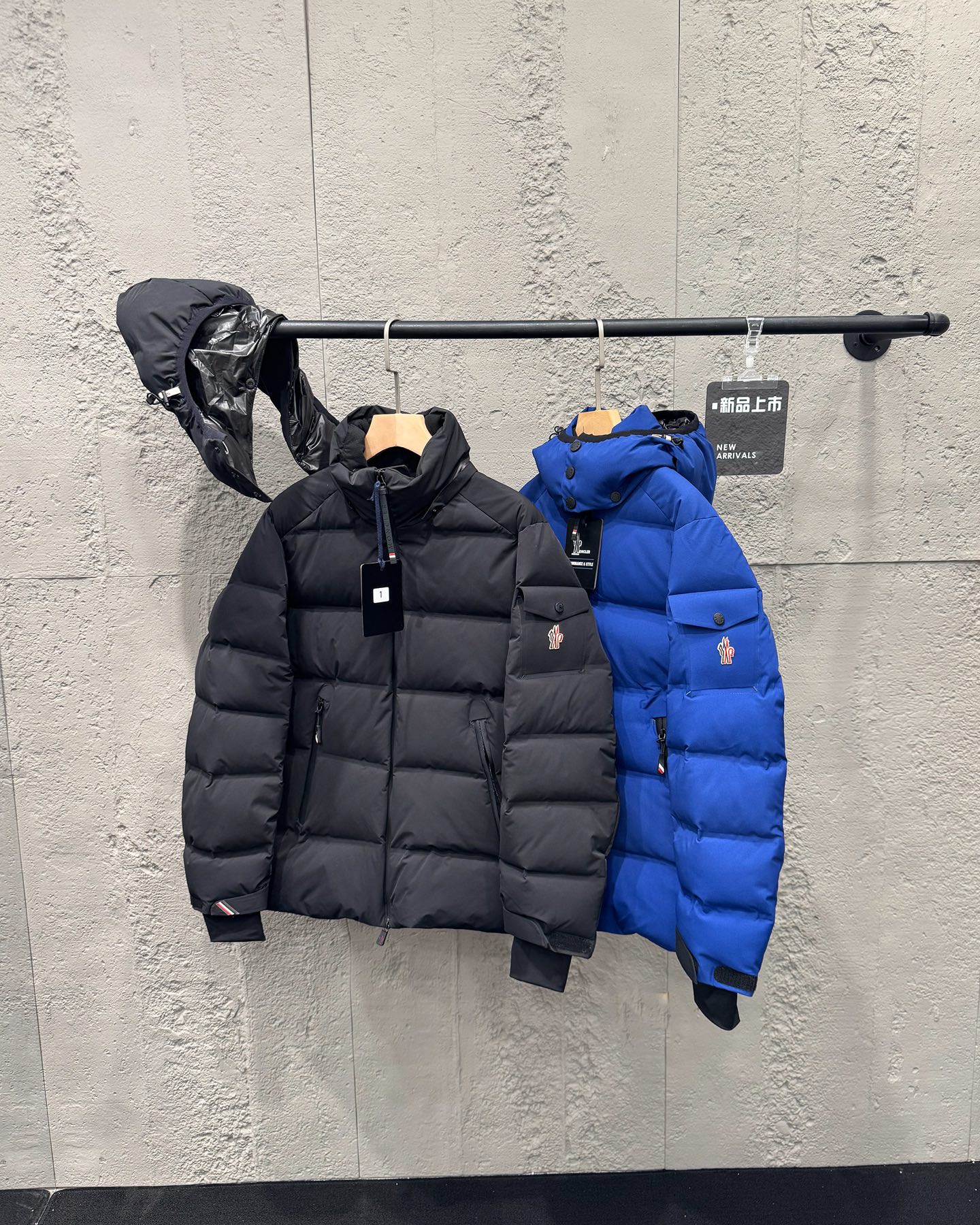 款号M09 Moncler 男款滑雪羽绒服,机能风尚新巅峰⛷️Moncler Grenoble FW24 系列的这一款 Montgetech 羽绒服,简直是男士冬日户外的终极装备! 短款设计帅气利落,黑色神秘深邃,蓝色清爽亮眼,轻松打造型男格调.连帽贴心守护,徽标凸显品牌魅力.防风防水透气保暖,四重功效合一,无论是凛冽寒风还是纷扬大雪,它都能为你构筑温暖堡垒,滑雪时自在驰骋,日常穿搭亦能彰显个性品味. 细节之处更是尽显精湛工艺与高端品质,缝线细密,拉链顺滑.搭配工装裤与雪地靴,机能风拉满;或是配牛仔裤运动鞋,潮流感爆棚.它是 Moncler 对卓越性能与时尚美学融合的完美诠释,让你在冷天也能引领风尚,无畏严寒,尽享冬日精彩! 1 2 3 4 5 衣长 72 74 76 78 80 肩宽. 48.3 49.5 50.7 51.9 53.1 胸围 118 122 126 130 134 下摆 115 119 123 127 131 袖长 63.5 64.8 66.1 67.4 68.7 #Moncler #滑雪羽绒服 #男款时尚 #机能风穿搭