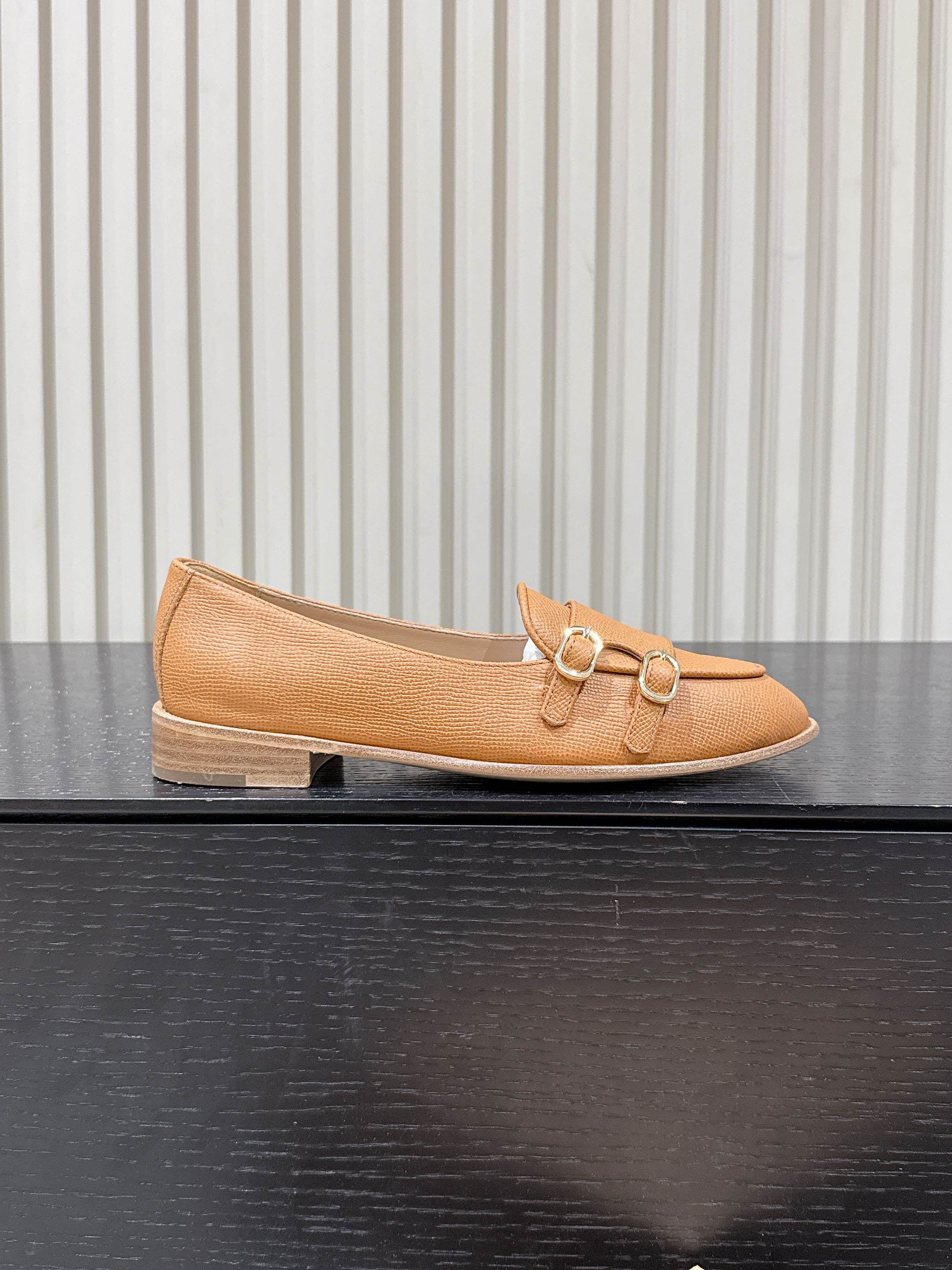 NO:237622,Dongguan version: Letushi| 5 New styles, new products are minimalist and retro, and they are synonymous with them. As simple as ever, they have a sense of design, simple and smooth lines, and full of details. 1:1 customized cowhide fabric, sheepskin lining, genuine leather bottom. Size 35-39#. Full set of counter synchronous gift box packaging!  loafers, loafers, cowhide, sheepskin, Leather soles19860909东莞版本: 乐途仕| 5 新款一脚蹬新品极简、复古是他们的代名词一如既往的简单,有设计感,线条简洁流畅,细节满满1:1订制牛皮面料,羊皮内里,真皮大底 尺码35-39# 全套专柜同步礼盒包装！,乐福鞋,loafers,cowhide,sheepskin,Leather soles,Women's Shoes