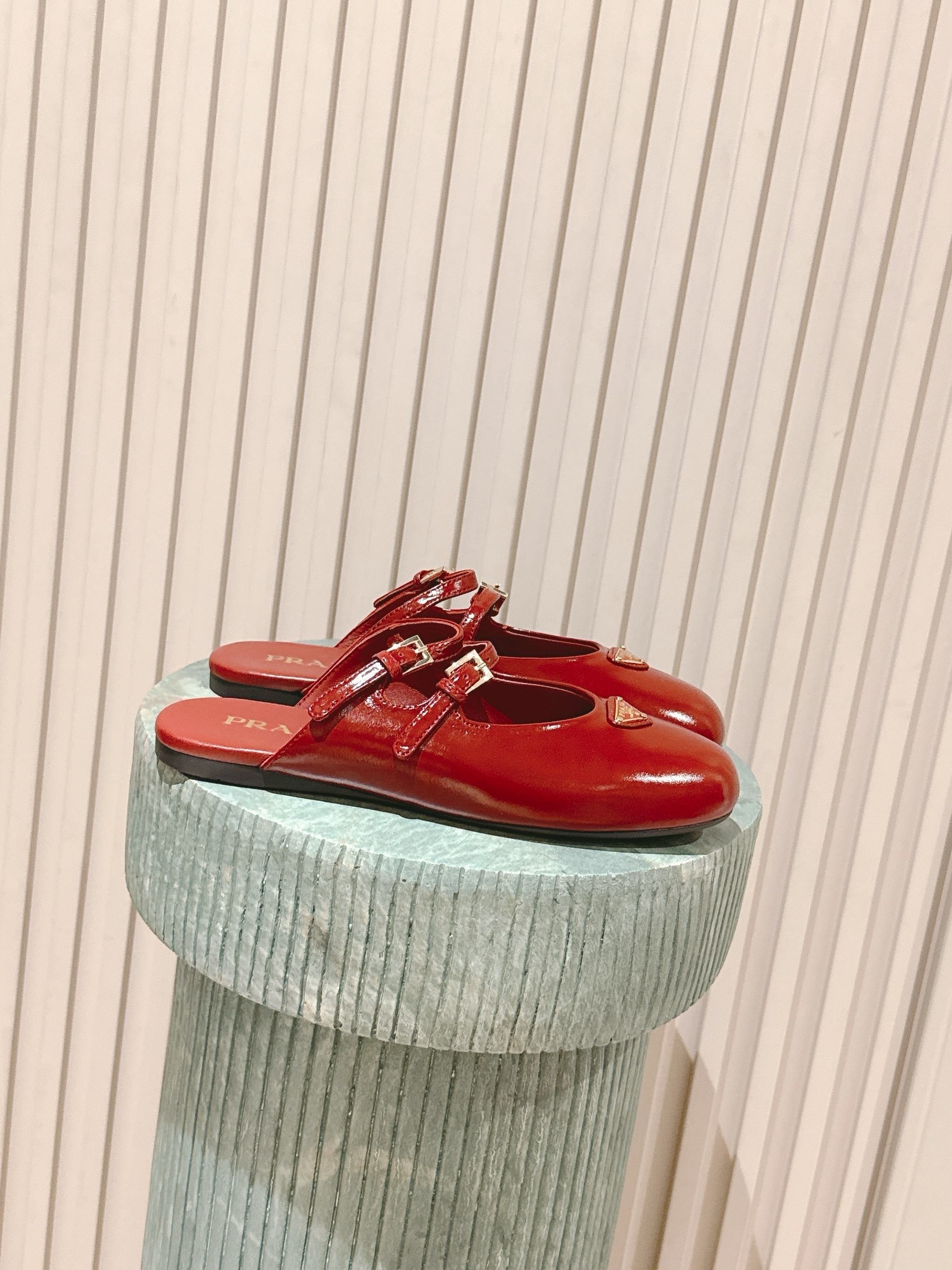 NO:477986,Top version semi-torch (with aircraft box) upgraded version purchasing level!  Prad* Prad* Prada's new spring and summer ballet shoes are in the new season. This season is so surprising. The minimalist beauty that has been missing in the fashion industry for a long time. The effortless elegant style of dopamine color matching comes in a fashionable and exquisite style. It is the original Xianpiaopiao Fashion Princess. The original 1:1 custom imported mesh sheepskin, horse wool sheepskin silk lining, soft bottom, size 35-39 # 4041 Customized without return and exchange!  Full set of simultaneous gift boxes for counters!  ,semi-drag,prada,prada,sheepskin,real silk19860909顶级版本半拖(带飞机盒)升级版代购级别！Prad*普拉达 春夏新款绝美芭蕾舞鞋上新这一季太让人惊喜了,时尚界久违的极简之美,多巴胺配色毫不费力的优雅风来袭时髦精致绝美穿上就是仙飘飘的时尚公主原版1:1订制进口网面羊皮,马毛羊皮真丝内里,软底,码数35-39 # 4041定制不退换！ 全套专柜同步礼盒包装！,半拖,prada,prada,sheepskin,real silk,Women's Shoes