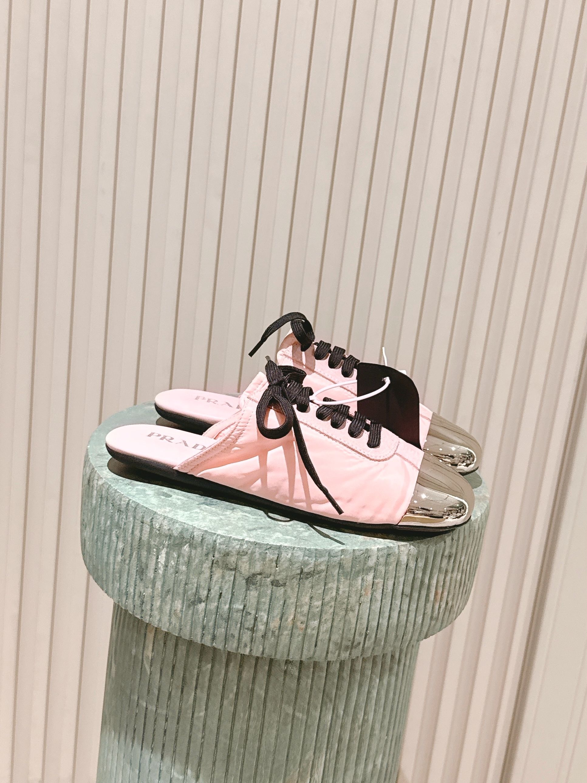 NO:477968,Top version: Prada thin-soled shoes metal toe version. Lightweight and easy-to-wear thin-soled Collapse sneakers have added a metal toe design to the toe position, making it more eye-catching and not available in the current two basic colors! Black and silver toe, cool and fashionable ~ White and silver toe, clean and refreshing, full of slack ~ The sole has added leather pads, so you won't be tired even if you walk outdoors for a long time ~ Comfort full size size 35-41, semi-torque single shoes, prada, sneakers19860909顶级版本:Prada 薄底鞋金属鞋头版本 轻盈好穿的薄底 Collapse运动鞋,在鞋头位置增加了金属鞋头的设计,更加吸睛沒目前两种基础色可供选择！ 黑色搭配银色鞋头,炫酷又时髦～白色搭配银色鞋头,干净清爽,松弛感满满~ 鞋底增加皮内垫,长时间户外行走也不会累脚~舒适度满分型 size 35-41,半拖单鞋,prada,sneakers,Women's Shoes