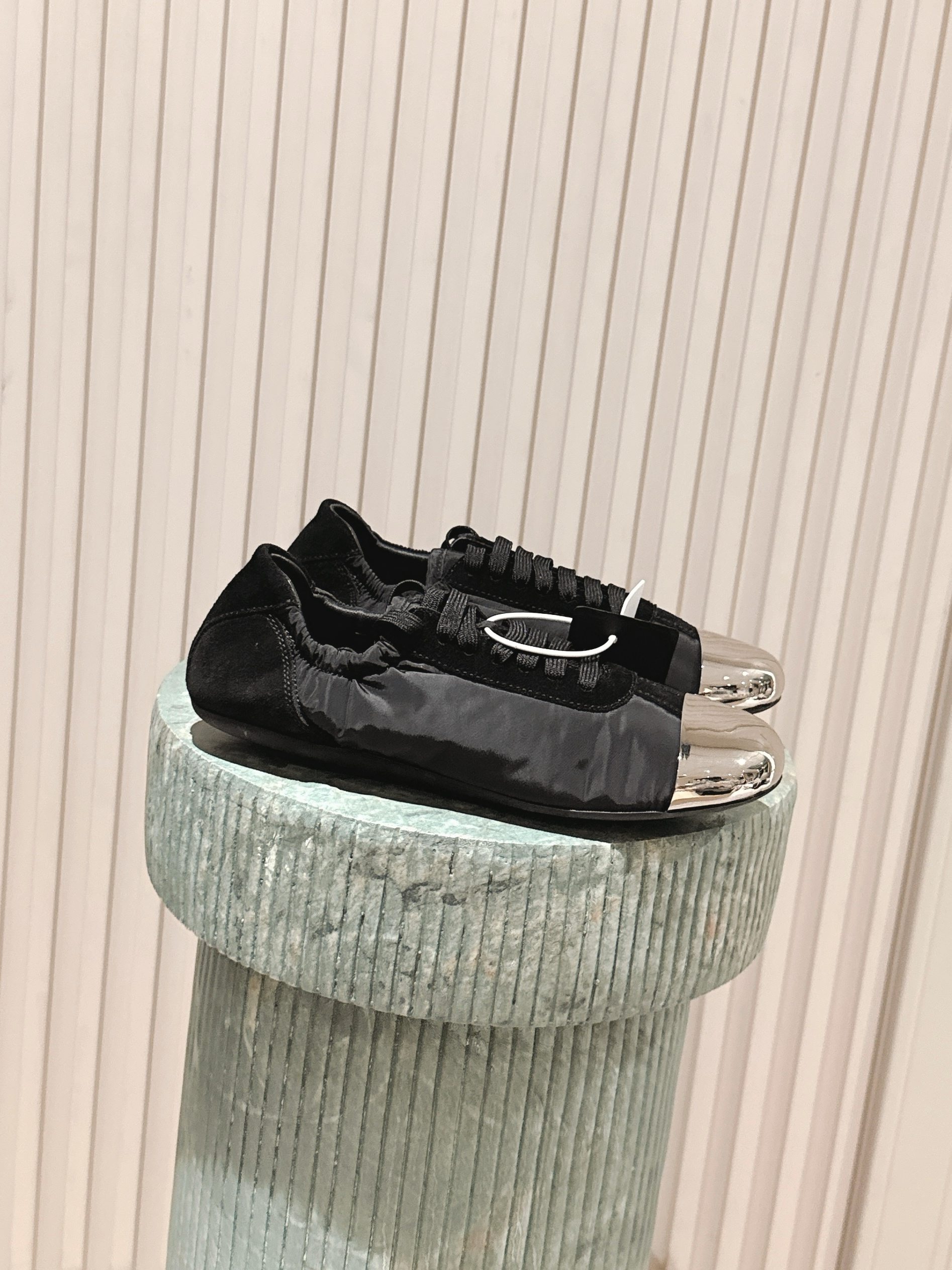 NO:477977,Top version: Prada thin-soled shoes metal toe version. Lightweight and easy-to-wear thin-soled Collapse sneakers have added a metal toe design to the toe position, making it more eye-catching and not available in the current two basic colors! Black and silver toe, cool and fashionable ~ White and silver toe, clean and refreshing, full of slack ~ The sole has added leather pads, so you won't be tired even if you walk outdoors for a long time ~ Comfort full size size 35-41, semi-torque single shoes, prada, sneakers19860909顶级版本:Prada 薄底鞋金属鞋头版本 轻盈好穿的薄底 Collapse运动鞋,在鞋头位置增加了金属鞋头的设计,更加吸睛沒目前两种基础色可供选择！ 黑色搭配银色鞋头,炫酷又时髦～白色搭配银色鞋头,干净清爽,松弛感满满~ 鞋底增加皮内垫,长时间户外行走也不会累脚~舒适度满分型 size 35-41,半拖单鞋,prada,sneakers,Women's Shoes