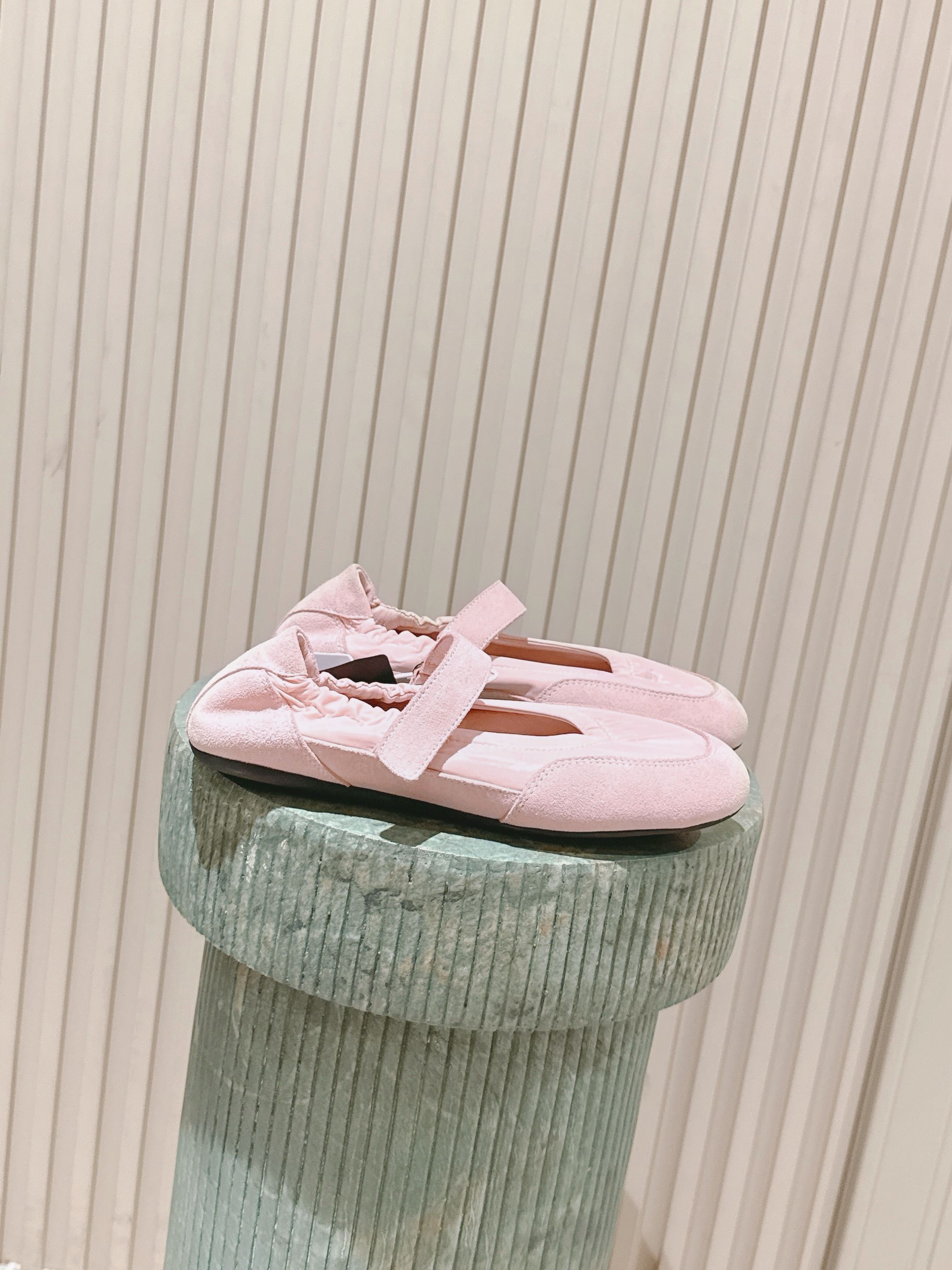 NO:477958,Top version: Prada thin-soled shoes metal toe version. Lightweight and easy-to-wear thin-soled Collapse sneakers have added a metal toe design to the toe position, making it more eye-catching and not available in the current two basic colors! Black and silver toe, cool and fashionable ~ White and silver toe, clean and refreshing, full of slack ~ The sole has added leather pads, so you won't be tired even if you walk outdoors for a long time ~ Comfort full size 35-41, Mary Jane, prada, mary jane, sneakers19860909顶级版本:Prada 薄底鞋金属鞋头版本 轻盈好穿的薄底 Collapse运动鞋,在鞋头位置增加了金属鞋头的设计,更加吸睛沒目前两种基础色可供选择！ 黑色搭配银色鞋头,炫酷又时髦～白色搭配银色鞋头,干净清爽,松弛感满满~ 鞋底增加皮内垫,长时间户外行走也不会累脚~舒适度满分型 size 35-41,玛丽珍,prada,mary jane,sneakers,Women's Shoes