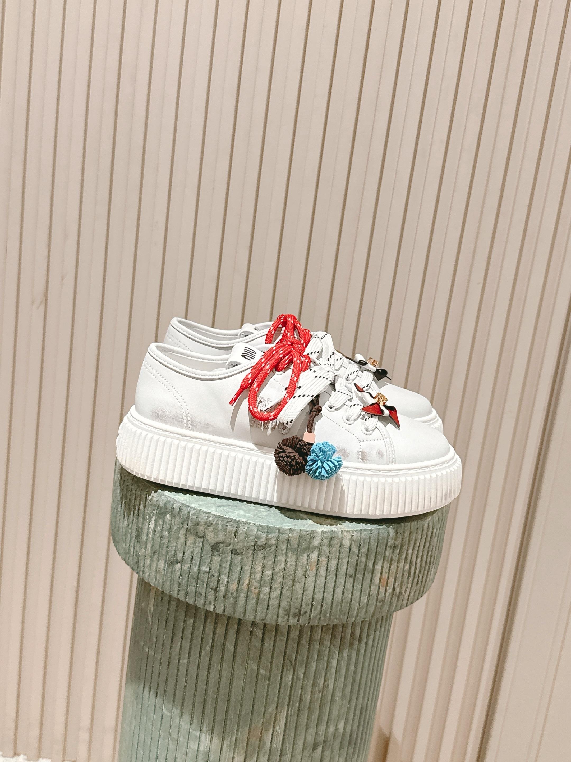 NO:477942,Top version: miu miu fw25 new arrival~ miu classic biscuit shoes, paired with miu cute little windmill ponytail accessories, invincible cute little thoughts, at first glance, colored calfskin and suede upper are easy to match with autumn and winter!  The wool inner version is full of autumn and winter atmosphere, and the whole love is full!  Easily increase the height by 5cm, and accessories can be removed at any time!  Good looking good looking good looking good looking... size35-41, casual shoes/sports shoes, miumiu, sneakers, cowhide, chamois leather19860909顶级版本:miu miu fw25 new arrival～ miu家经典饼干鞋,搭配miu系可爱小风车 小马尾配饰,焕发无敌可爱小巧思啊,一眼爱 擦色小牛皮 、麂皮鞋面都和秋冬好搭呀！ 羊毛内里版本,秋冬氛围感拉满,一整个爱住！ 轻松增高5cm,配饰也可以随时拆卸！ 好看好看好看… size35-41,休闲鞋/运动鞋,miumiu,sneakers,cowhide,chamois leather,Women's Shoes