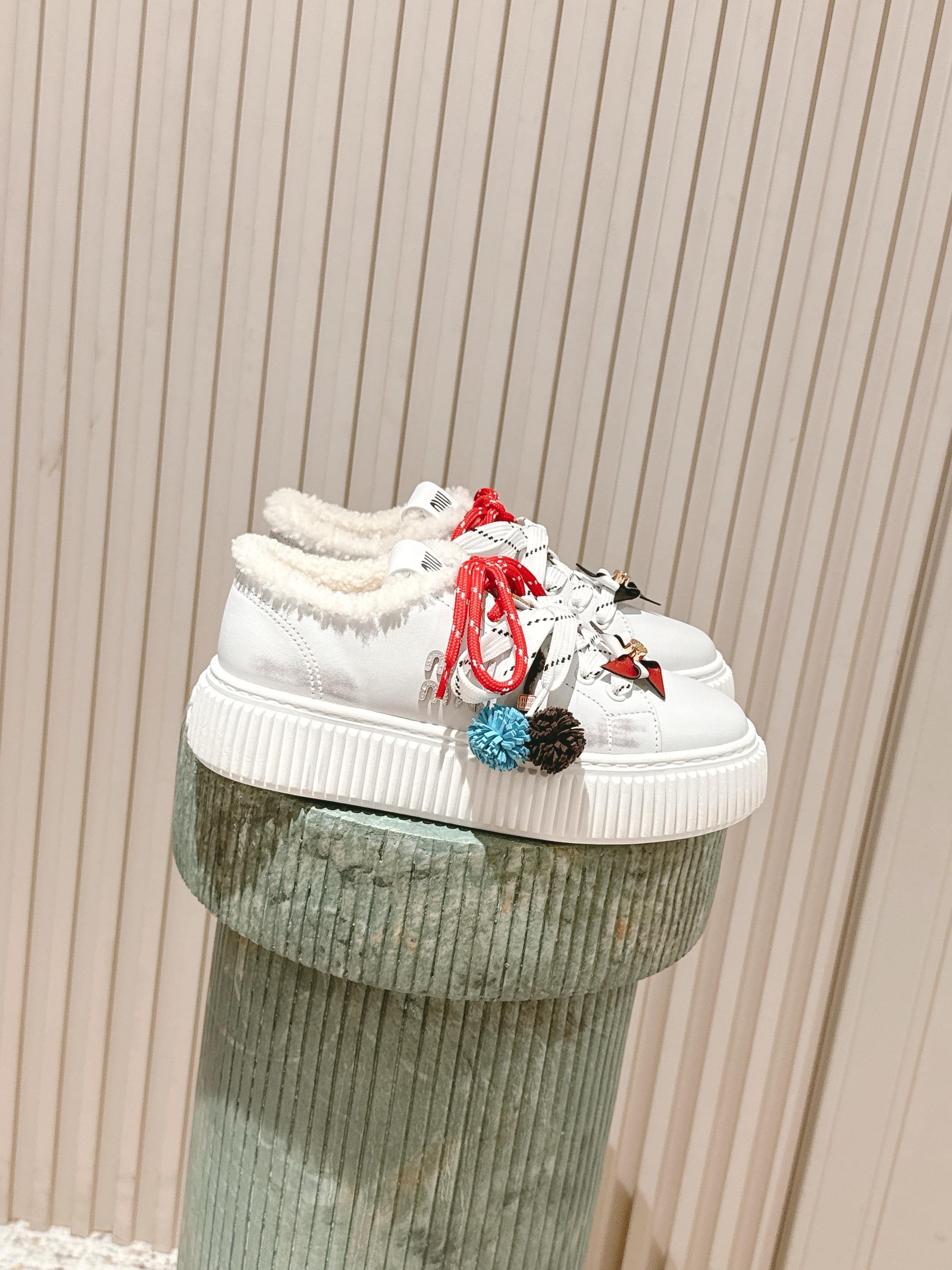 NO:477951,Top version of Maori: miu miu fw25 new arrival~ miu classic biscuit shoes, paired with miu cute little windmill ponytail accessories, invincible cute little thoughts, at first glance, colored calfskin and suede upper are easy to match with autumn and winter!  The wool inner version is full of autumn and winter atmosphere, and the whole love is full!  Easily increase the height by 5cm, and accessories can be removed at any time!  Good looking good looking good looking good looking... size35-41, casual shoes/sports shoes, miumiu, sneakers, cowhide, chamois leather19860909顶级版本毛里:miu miu fw25 new arrival～ miu家经典饼干鞋,搭配miu系可爱小风车 小马尾配饰,焕发无敌可爱小巧思啊,一眼爱 擦色小牛皮 、麂皮鞋面都和秋冬好搭呀！ 羊毛内里版本,秋冬氛围感拉满,一整个爱住！ 轻松增高5cm,配饰也可以随时拆卸！ 好看好看好看… size35-41,休闲鞋/运动鞋,miumiu,sneakers,cowhide,chamois leather,Women's Shoes