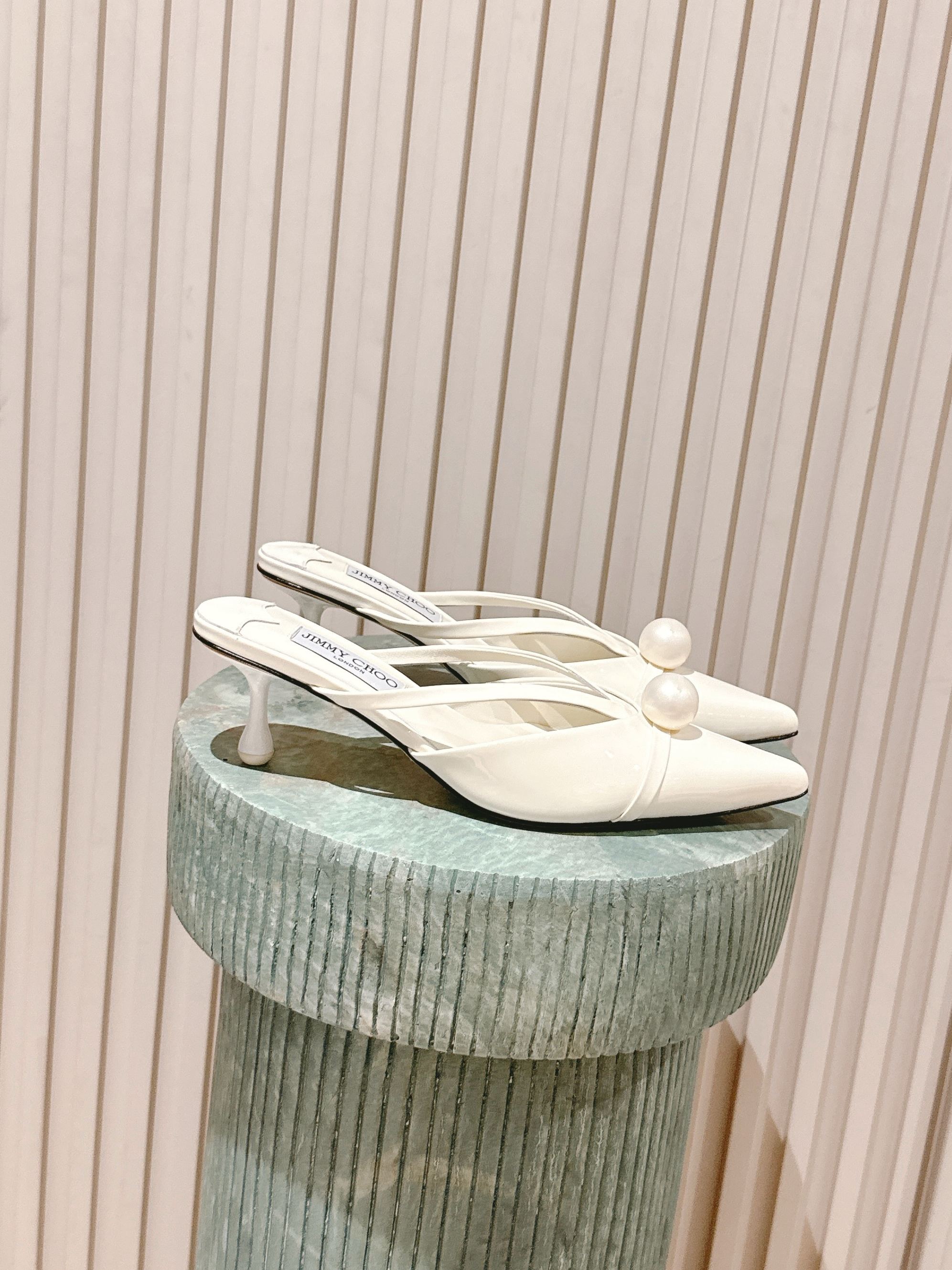 NO:477925,Top version: Jimmy Choo Jimmy Week 25/ Sana Pointed Pearl Decoration Mules Bag Toe Slippers Original last, perfect lines, simple and atmospheric, thick heels on the feet, comfortable and versatile, and can lengthen the legs to make you look taller, slimmer and longer. JC is best at girls, adding tempting sexy. Imported fabrics, imported beef patent leather, imported crystal sheepskin, soles, Italian leather outsole, heel height 5cm Size#35-42 (40.41.42 custom made without return), semi-torque, jimmy choo, jimmy choo, slippers, sheepskin, Leather soles19860909顶级版本:Jimmy Choo 吉米周 25/ Sana 尖头珍珠饰 穆勒鞋包头拖鞋 原版套楦,完美的线条,简约大气上脚显气质粗跟舒适百搭,还能拉长双腿显高显瘦显腿长,JC最擅长的女生甜美,更是添加了诱惑的性感 面料进口牛漆皮 内里进口水晶羊皮 鞋底意大利真皮大底 跟高5cm Size#35-42（40.41.42订做不退换）,半拖,jimmy choo,jimmy choo,slippers,sheepskin,Leather soles,Women's Shoes