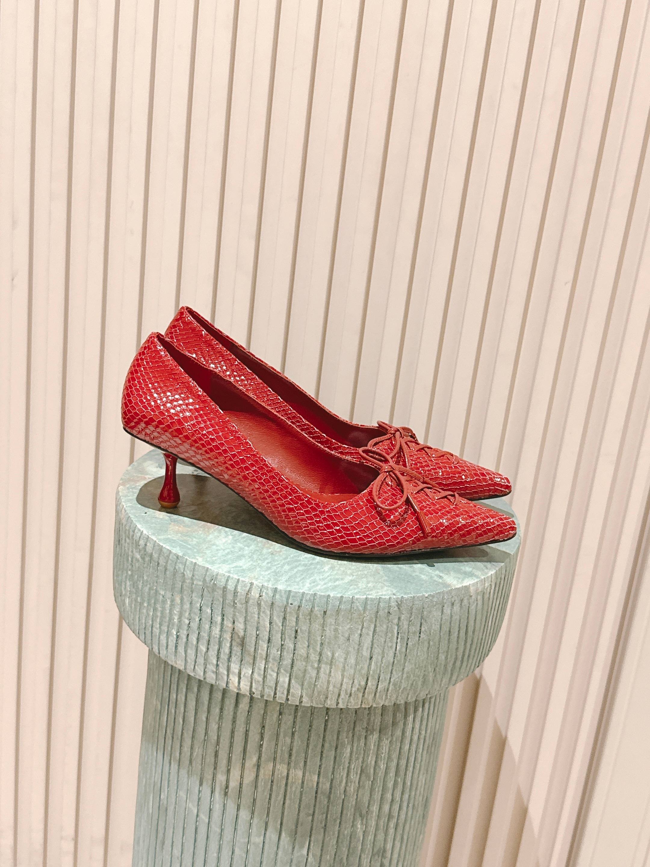 NO:477917,Top version: JIMMY CHOO Jimmy Week JC 25/ Scarlet New pointed-toed snake pattern high heel shoes Original last, perfect lines, simple and atmospheric, thick heels on the feet, comfortable and versatile, and can lengthen the legs to make them look taller, slim and longer, JC is best at sweetness, adding tempting sexy, imported fabric, imported cowhide, crystal sheepskin, soles, Italian leather outsole, heel height 5cm Size#35-42 (40.41.42 custom made without return), semi-slippers, jimmy choo, jimmy choo, sandals, cowhide, sheepskin, Leather soles19860909顶级版本:JIMMY CHOO吉米周 JC 25/ Scarlet 新款 尖头蛇纹高跟单鞋 原版套楦,完美的线条,简约大气上脚显气质粗跟舒适百搭,还能拉长双腿显高显瘦显腿长,JC最擅长的女生甜美,更是添加了诱惑的性感 面料进口头层牛皮 内里进口水晶羊皮 鞋底意大利真皮大底 跟高5cm Size#35-42（40.41.42订做不退换）,半拖凉鞋,jimmy choo,jimmy choo,sandals,cowhide,sheepskin,Leather soles,Women's Shoes