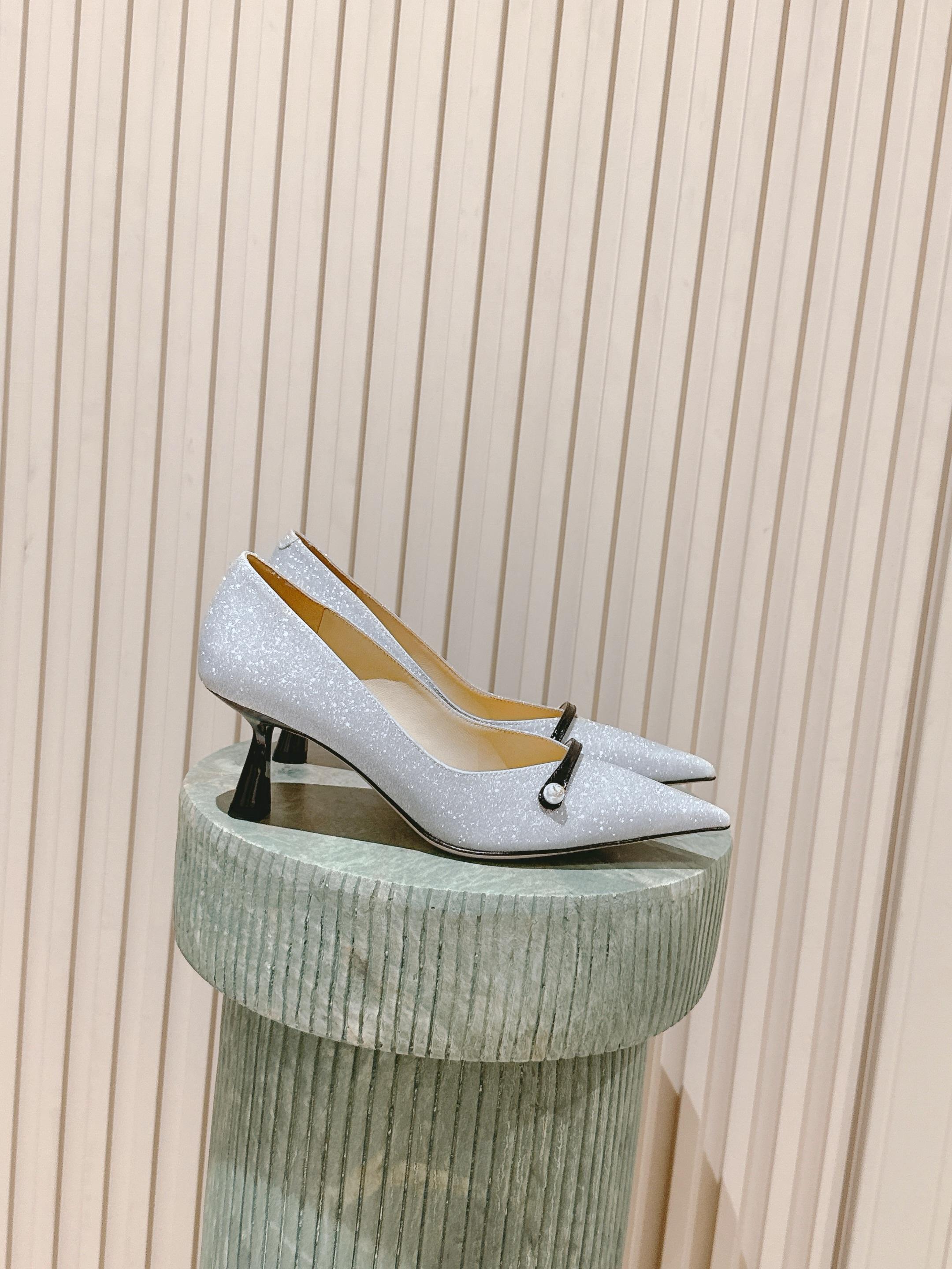 NO:461776,Top version: JIMMY CHOO Jimmy Week JC 25/ Scarlet New Pearl High Heel Single Shoes Original last, perfect lines, simple and atmospheric, thick heels on the feet, comfortable and versatile, and can lengthen the legs to make them look taller, slim and longer, JC is best at sweetness, adding tempting sexy, imported fabric, imported cowhide, crystal sheepskin, sole, Italian leather outsole, heel height 5cm Size#35-42 (40.41.42 custom made, no return or exchange), sandals single shoes, jimmy choo, jimmy choo, sandals, cowhide, sheepskin, Leather soles19860909顶级版本:JIMMY CHOO吉米周 JC 25/ Scarlet 新款 珍珠高跟单鞋 原版套楦,完美的线条,简约大气上脚显气质粗跟舒适百搭,还能拉长双腿显高显瘦显腿长,JC最擅长的女生甜美,更是添加了诱惑的性感 面料进口头层牛皮 内里进口水晶羊皮 鞋底意大利真皮大底 跟高5cm Size#35-42（40.41.42订做不退换）,凉鞋单鞋,jimmy choo,jimmy choo,sandals,cowhide,sheepskin,Leather soles,Women's Shoes