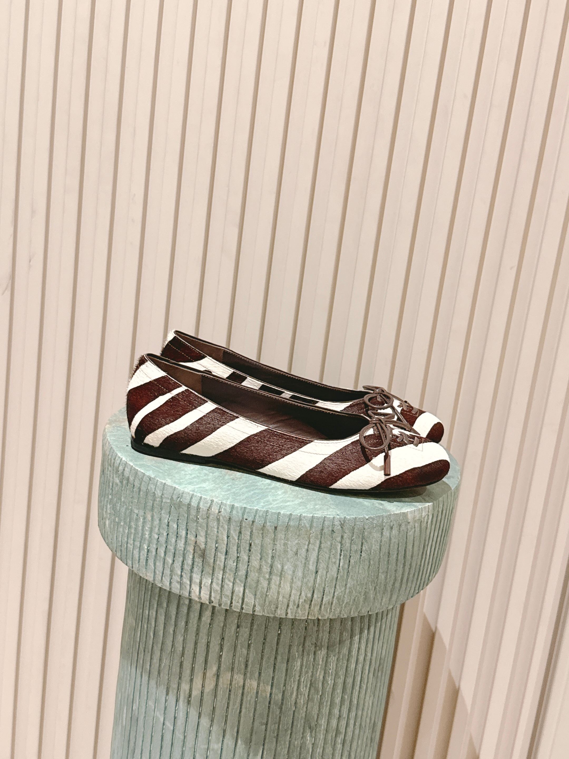 NO:461767,Top version: JIMMY CHOO Jimmy Week 25/ New simple bow tie Mary Zhen flat sole Single shoes Original last, perfect lines, simple and atmospheric, thick heels, comfortable and versatile, and can lengthen legs to make you look taller, slim and longer legs. JC is best at sweetness for girls, adding tempting sexy. Fabric imported zebra hair, imported sheepskin, soles Italian leather outsole Size#35-42 (40.41.42 custom made without return), single shoes Mary Zhen, jimmy choo, jimmy choo, mary jane, sheepskin, Leather soles19860909顶级版本:JIMMY CHOO 吉米周 25/ 新款简约蝴蝶结系带玛丽珍平底 单鞋 原版套楦,完美的线条,简约大气上脚显气质粗跟舒适百搭,还能拉长双腿显高显瘦显腿长,JC最擅长的女生甜美,更是添加了诱惑的性感 面料进口斑马毛 内里进口绵羊皮 鞋底意大利真皮大底 Size#35-42（40.41.42订做不退换）,单鞋玛丽珍,jimmy choo,jimmy choo,mary jane,sheepskin,Leather soles,Women's Shoes