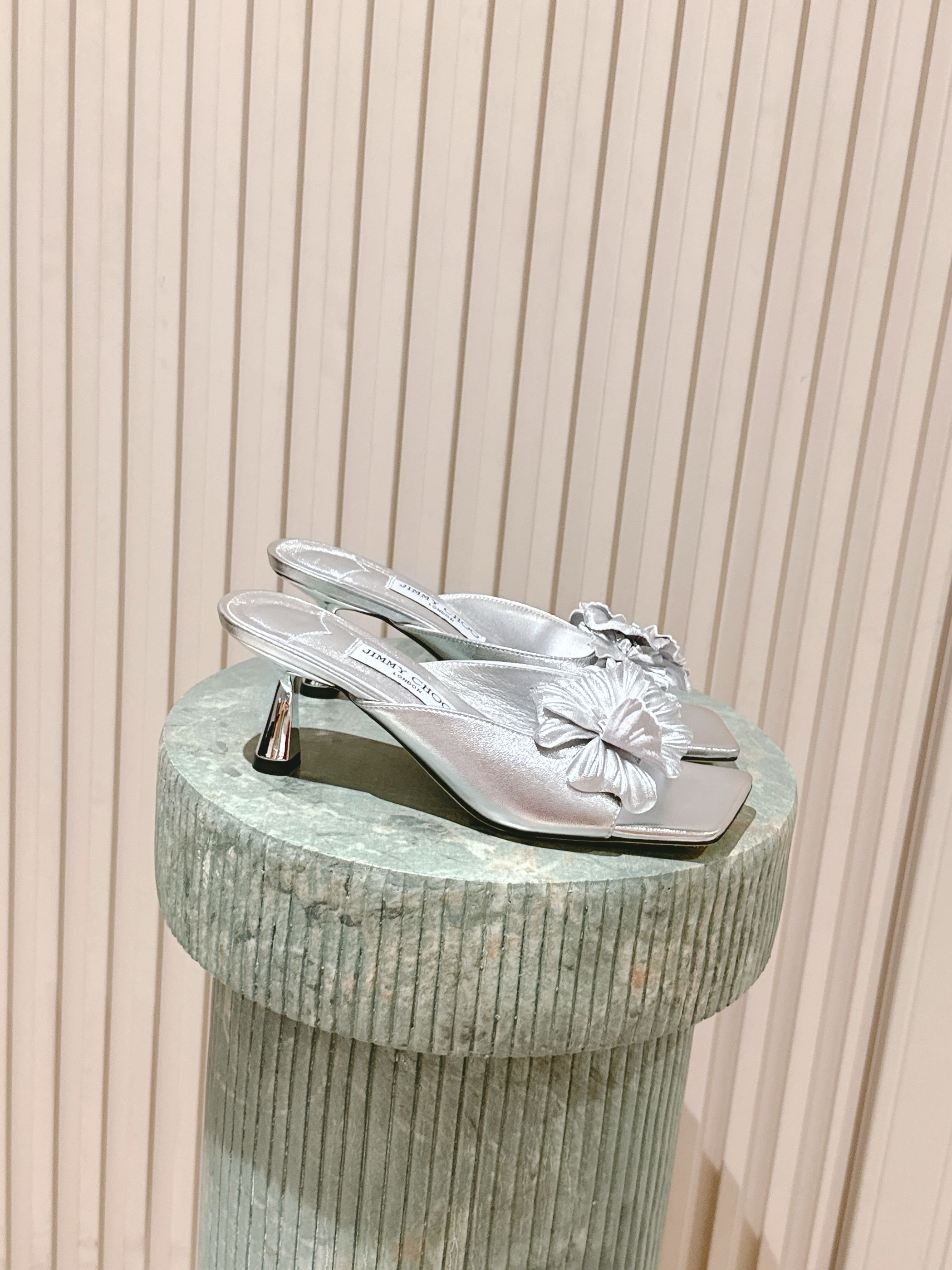 NO:461759,Top version: Jimmy Choo Jimmy Week 25/ Latest Open-toe Square-toe Sandals Synchronous counter No sunlight flashes and is really beautiful. This pair of shoes is made of lighter materials, breathability and comfort. Special materials and the master's superb handwork, heavy industry creates a super fairy beauty, whether it is wedding shoes or daily life. Fabric: Original patent leather Sole: Italian genuine leather sole Heel height 5.5cm Size#35-41 (40.41 custom-made without return), high heels slippers, jimmy choo, jimmy choo, sandals, high heels, slippers19860909顶级版本:Jimmy Choo 吉米周 25/ 最新 露趾 方头 凉鞋 同步专柜 没有阳光都闪到爆上脚真心美翻了,这双鞋采用的都是比较轻的材质,透气性和舒适度相当好,特殊材质加上老师傅精湛的手工活,重工打造出超仙美感无论是作为婚鞋还是日常都OK 面料: 原版漆皮 鞋底: 意大利真皮底 跟高5.5cm Size#35-41（40.41定做不退换）,高跟鞋拖鞋,jimmy choo,jimmy choo,sandals,high heels,slippers,Women's Shoes