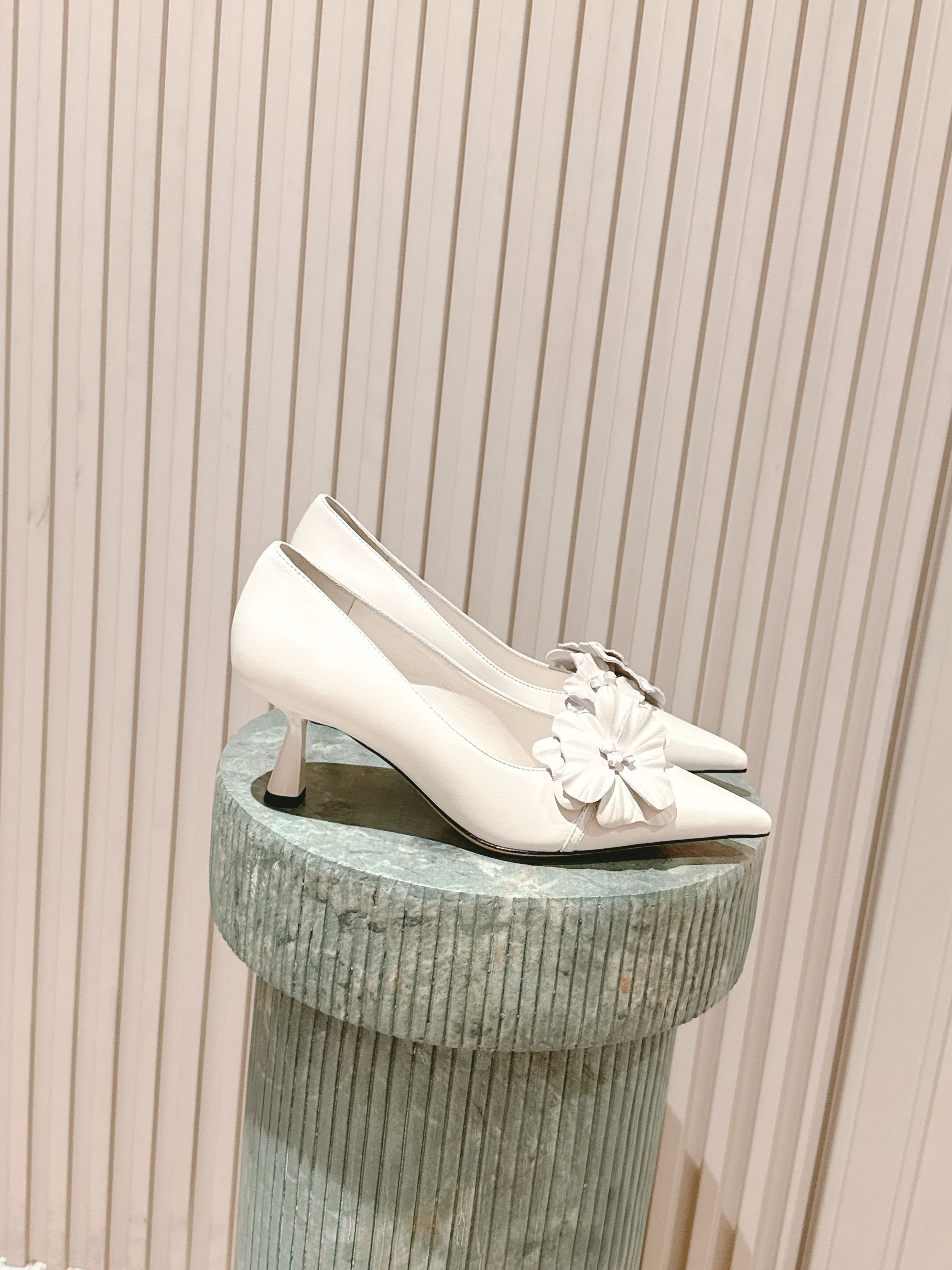 NO:461752,Top version: Jimmy Choo Jimmy Week 25/ Latest Pointed Sandals Synchronous Counter No sunshine flashes and is really beautiful. This pair of shoes is made of lighter materials, breathability and comfort. Special materials and the master's superb handwork, heavy industry creates a super fairy beauty, whether it is wedding shoes or daily life. Fabric: Original patent leather Sole: Italian genuine leather sole Heel height 5.5cm Size#35-41 (40.41 custom-made without return or exchange), sandals single shoes, jimmy choo, jimmy choo, sandals19860909顶级版本:Jimmy Choo 吉米周 25/ 最新 尖头 凉鞋 同步专柜 没有阳光都闪到爆上脚真心美翻了,这双鞋采用的都是比较轻的材质,透气性和舒适度相当好,特殊材质加上老师傅精湛的手工活,重工打造出超仙美感无论是作为婚鞋还是日常都OK 面料: 原版漆皮 鞋底: 意大利真皮底 跟高5.5cm Size#35-41（40.41定做不退换）,凉鞋单鞋,jimmy choo,jimmy choo,sandals,Women's Shoes