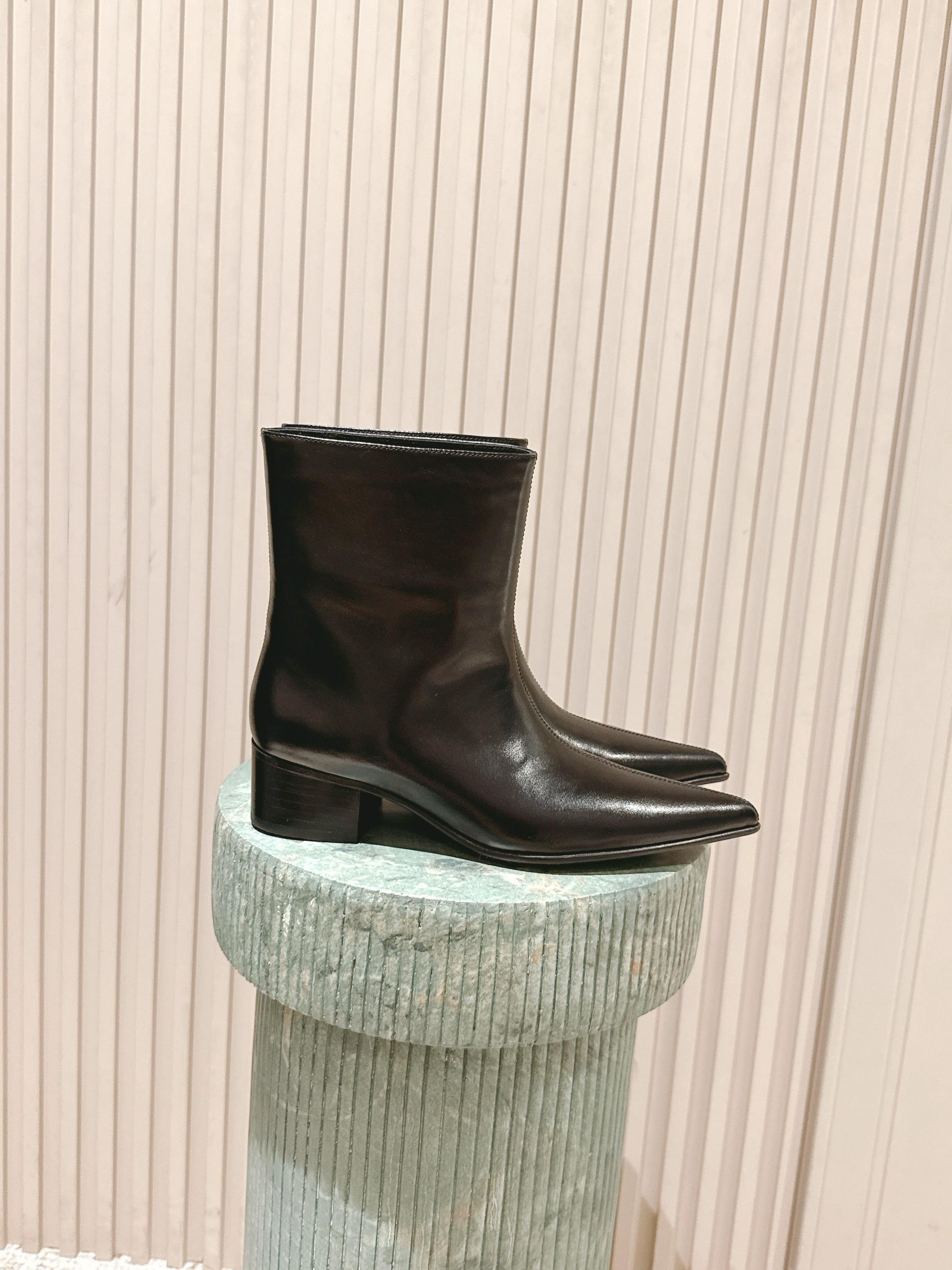 NO:461743,The top version does not have zippers: khaite 25 autumn and winter new pointed-toe short boots, small thick heel matching toe, elegant and easy to wear, the boot mouth is a bit obliquely cut, novel and not monotonous!  Good looking and good-looking, and also very good to wear. I love it. Rear zipper design. Easy to put on and take off. Calf leather material, soles imported from Italy. size 35-41, boots, boots, cowhide19860909顶级版本不带拉链:khaite 25秋冬新款尖头短靴 小粗跟搭配件头,气质又好穿 靴口有点斜切设计,新颖不单调！ 好看好看,也很好穿搭,爱了爱 后拉链设计 穿脱方便 小牛皮材质,鞋底意大利进口牛皮底 size 35-41,靴子,boots,cowhide,Women's Shoes