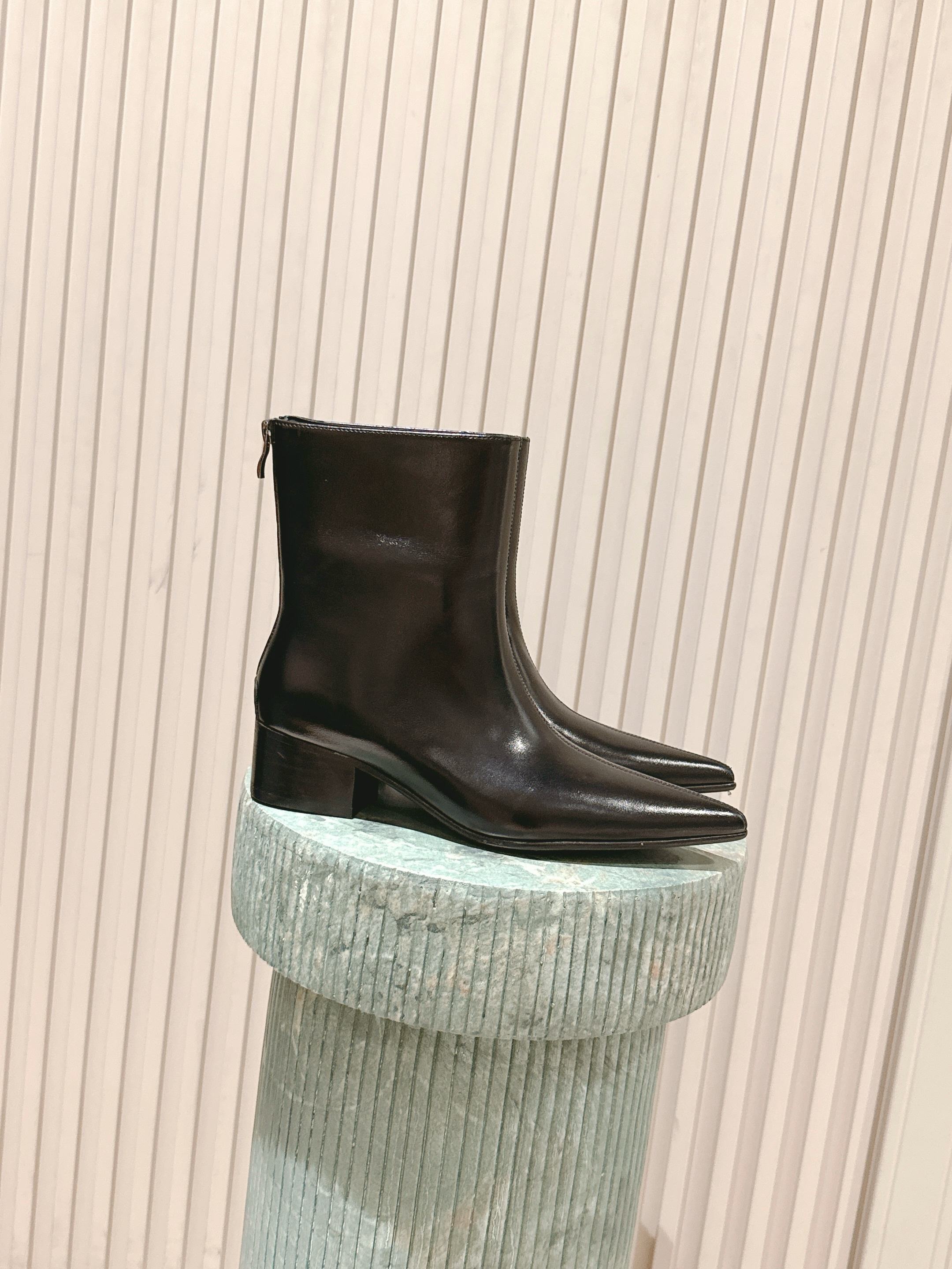 NO:461735,Top version with zipper: khaite 25 autumn and winter new pointed-toe short boots, small thick heel matching toe, temperament and easy to wear, boot mouth is a bit obliquely cut, novel and not monotonous!  Good looking and good-looking, and also very good to wear. I love it. Rear zipper design. Easy to put on and take off. Calf leather material, soles imported from Italy. size 35-41, boots, boots, cowhide19860909顶级版本带拉链:khaite 25秋冬新款尖头短靴 小粗跟搭配件头,气质又好穿 靴口有点斜切设计,新颖不单调！ 好看好看,也很好穿搭,爱了爱 后拉链设计 穿脱方便 小牛皮材质,鞋底意大利进口牛皮底 size 35-41,靴子,boots,cowhide,Women's Shoes