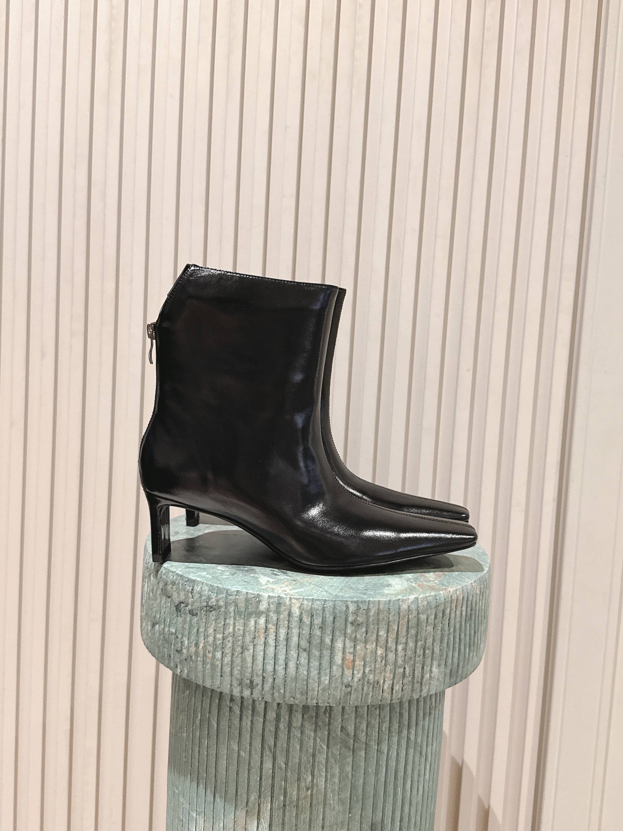 NO:461727,Top version: With zipper: khaite 25 autumn and winter new short boots, small square toe and kitten heel, very stylish. The boot mouth is a bit obliquely cut, novel and not monotonous!  Good looking and good-looking, and also very good to wear. I love you. There are two layouts: one foot and a rear zipper. Calf leather material, soles imported from Italy. size 35-41, boots, boots, cowhide19860909顶级版本:带拉链:khaite 25秋冬新款短靴 小方头加小猫跟,很有腔调的 靴口有点斜切设计,新颖不单调！ 好看好看,也很好穿搭,爱了爱 有一脚蹬和后拉链两个版面 小牛皮材质,鞋底意大利进口牛皮底 size 35-41,靴子,boots,cowhide,Women's Shoes