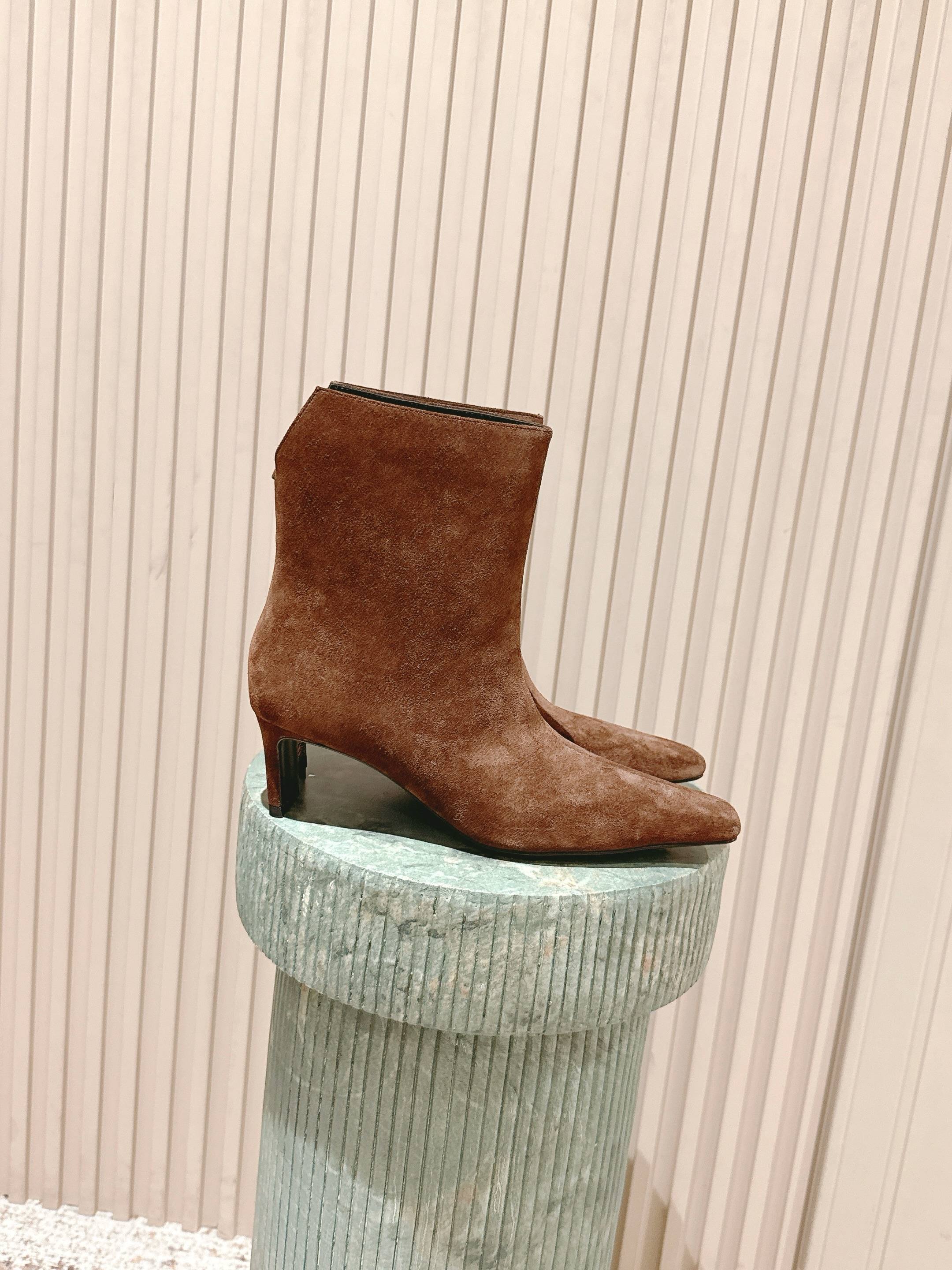 NO:461718,Top version::khaite 25 autumn and winter new short boots, small square toe and kitten heel, very stylish. The boot mouth is a bit obliquely cut, novel and not monotonous!  Good looking and good-looking, and also very good to wear. I love you. There are two layouts: one foot and a rear zipper. Calf leather material, soles imported from Italy. size 35-41, boots, boots, cowhide19860909顶级版本::khaite 25秋冬新款短靴 小方头加小猫跟,很有腔调的 靴口有点斜切设计,新颖不单调！ 好看好看,也很好穿搭,爱了爱 有一脚蹬和后拉链两个版面 小牛皮材质,鞋底意大利进口牛皮底 size 35-41,靴子,boots,cowhide,Women's Shoes