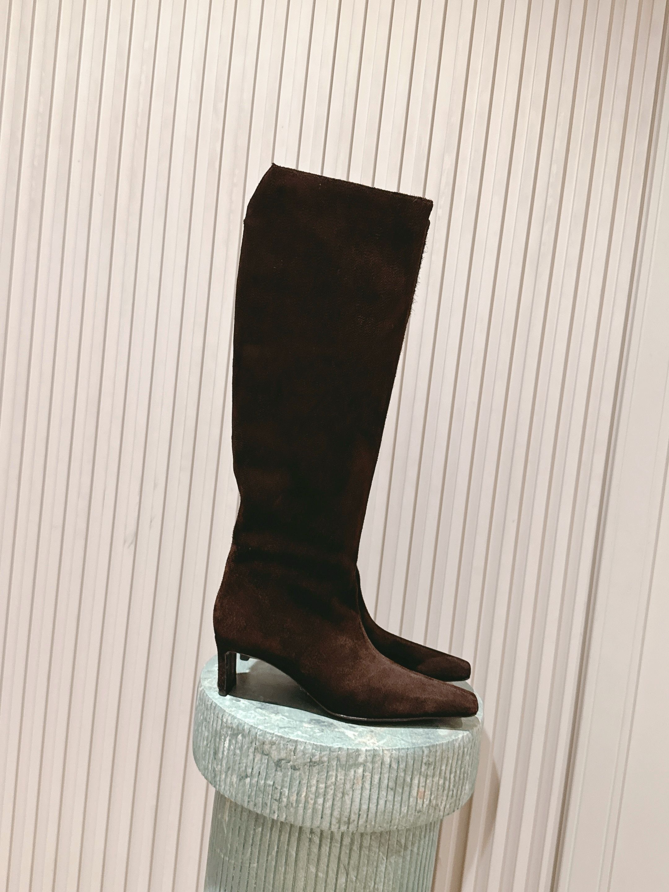 NO:461711,Top version::khaite 25 autumn and winter new short boots, small square toe and kitten heel, very stylish. The boot mouth is a bit obliquely cut, novel and not monotonous!  Good looking and good outfit, love love, there are two layouts of one foot and a rear zipper, calf leather material, soles imported from Italy, size 35-40, boots, boots, cowhide19860909顶级版本::khaite 25秋冬新款短靴 小方头加小猫跟,很有腔调的 靴口有点斜切设计,新颖不单调！ 好看好看,也很好穿搭,爱了爱 有一脚蹬和后拉链两个版面 小牛皮材质,鞋底意大利进口牛皮底 size 35-40,靴子,boots,cowhide,Women's Shoes