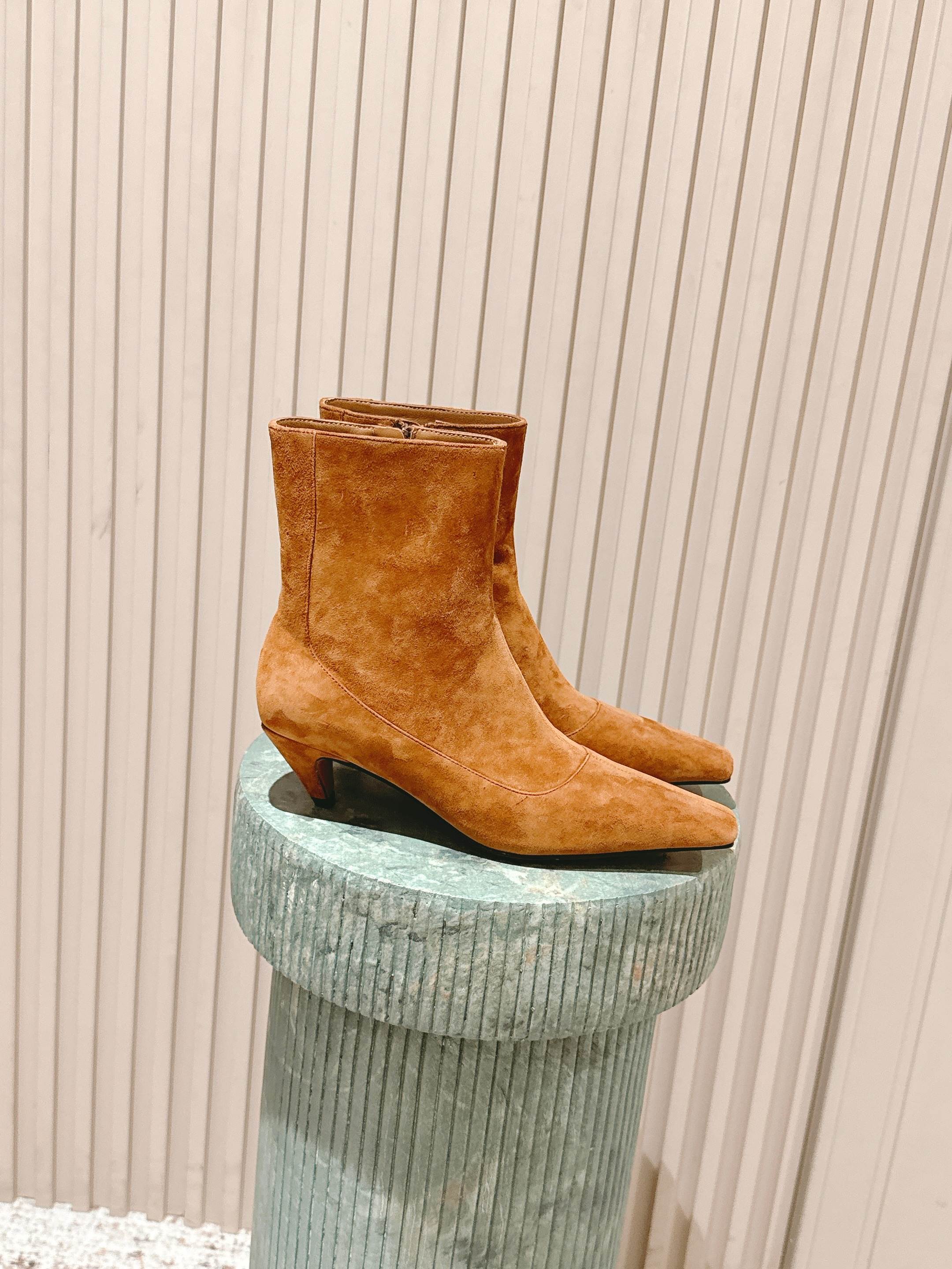 NO:461780,Top version: stellamccartney short boots new product, small wine glass heel paired with small square head, small tone online, the height of the kitten heel is easy to wear and match!  Glossy cowhide and reverse velvet sheepskin!  size 35-41, boots, cartier, boots, cowhide, sheepskin19860909顶级版本:stellamccartney 短靴新品 小酒杯跟搭配小方头,小调性在线啊 小猫跟的高度,很好穿很好搭！ 亮面牛皮 和反绒羊皮两种材质！ size 35-41,靴子,cartier,boots,cowhide,sheepskin,Women's Shoes