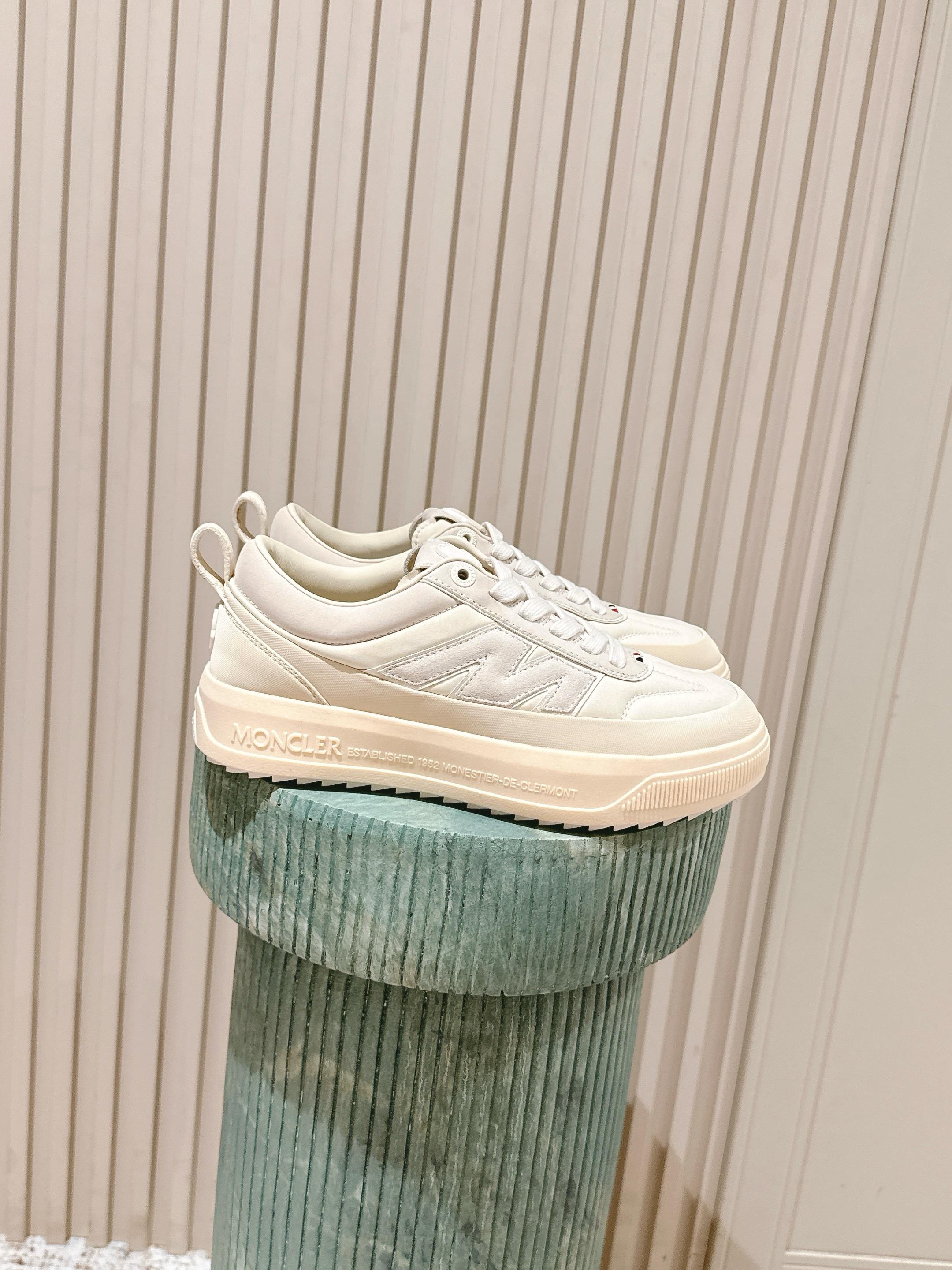 NO:461764,Top version men's model: Moncler Mengkelai/Shirt Outdoor Casual Sports Shoes Dad Shoes Original Purchase and Development Made Products Sneakers are designed to accompany you to outdoor activities in warm weather and are a lightweight version of our iconic sports shoes. The EVA midsole is made of fabric material to enhance flexibility, and the Vibram MEGAGRIP composite sole enhances the grip of the shoes. OrthoLite insole is easy to clean, while enhancing the ventilation of the shoes and providing comfortable cushioning effect. Delivery counter exquisite packaging Fabric: Original custom cowhide Inner: Imported beef lining Sole: Original open mold rubber foamed bottom thickness 4.5cm Size:  38-45 (38.45 customized size), casual shoes/sports shoes, Moncler, Moncler, sneakers, cowhide19860909顶级版本男款:Moncler 盟可睐/蒙口 户外 休闲 运动鞋 老爹鞋 原版购入开发 做货 运动鞋旨在陪伴您在温暖的天气进行户外活动,是我们标志性运动鞋的轻盈版本.EVA中底采用织物材质制成,提升柔韧性,Vibram MEGAGRIP复合鞋底提升鞋履的抓地力.OrthoLite鞋垫易于清洗,同时可增强鞋履的通风性,并提供舒适的缓冲效果 配送专柜精美包装 面料 : 原版定制牛皮 内里 : 进口牛里 鞋底 : 原版开模橡胶发泡材质 底厚 4.5cm Size : 38-45（38.45定制码),休闲鞋/运动鞋,Moncler,Moncler,sneakers,cowhide,Women's Shoes