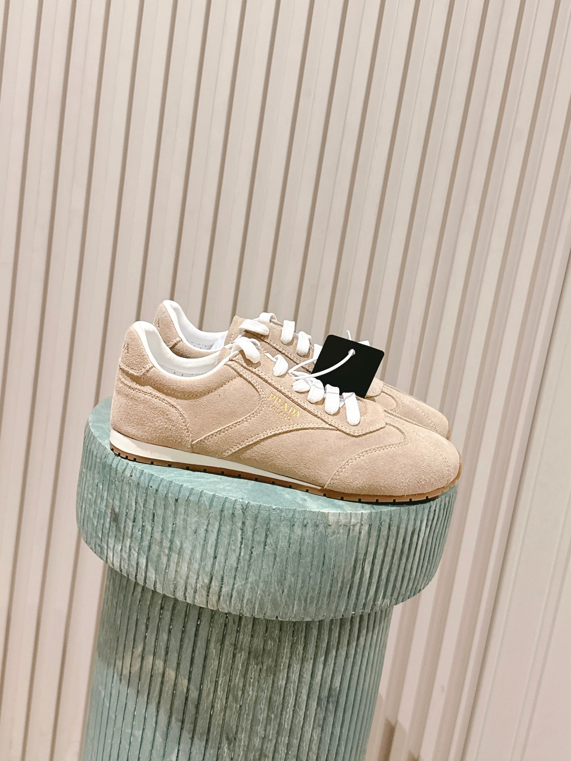 NO:477911,Top version: Prad* Prad FW25 showroom German training shoes Casual shoes Large sole open mold TPU!  No rubber!  The suede on the upper has a textured texture, wrapped in sheepskin inside, soft and glutinous. The insole is thickened with lambskin, which is extremely comfortable to wear, supports and is wrapped well. The shoe shape is full of wrapping, and it is light and easy to wear, a practical casual shoe that looks tall and long legs!   Upper ox back fleece inner sheepskin, original open mold TPU two-color outsole Size women's 35-41 (40 41 custom made without return), casual shoes/sports shoes, prada, prada, sneakers, sheepskin, chamois leather19860909顶级版本:Prad* 普拉达 FW25 showroom德训鞋 休闲鞋 大底开模TPU！不做橡胶！鞋面麂皮有肌理感,内里羊皮包裹,软软糯糯的.鞋垫加厚小羊皮,踩上去无比舒适,有支撑感,又包裹得很好的感觉 鞋型包裹感十足,轻便好穿实用的一款休闲鞋,显高显大长腿！  鞋面牛反绒 内里羊皮 大底原版开模TPU双色大底 Size女35-41（40 41订做不退换）,休闲鞋/运动鞋,prada,prada,sneakers,sheepskin,chamois leather,Women's Shoes