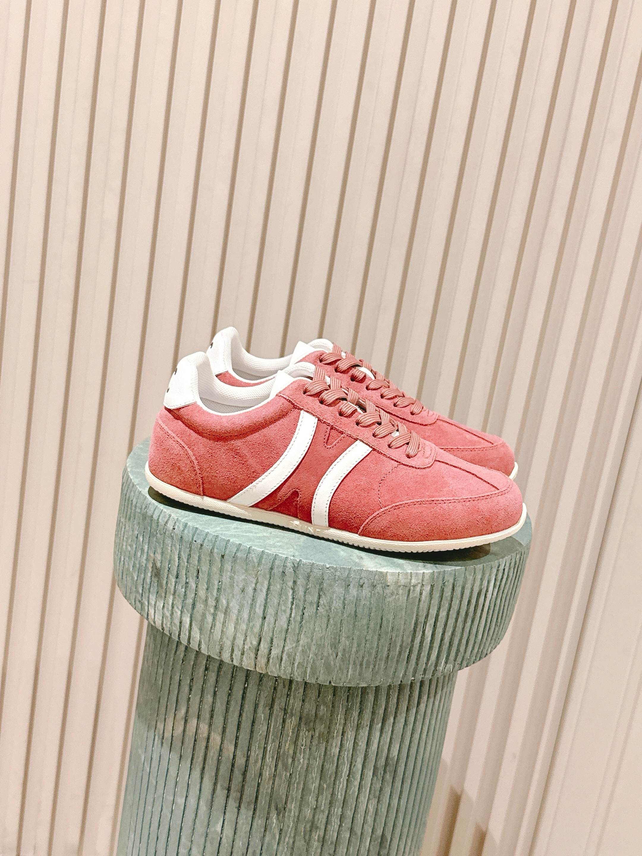 NO:477906,CELINE 25/ Latest Triomphe series Forrest Gump Sports Casual Shoes Many celebrity fashion bloggers plant grass Forrest Gump shoes classic design never goes out of date, cool and versatile, whether it is sports style or casual outfits on the street, it can perfectly adapt, easily improving the texture of the overall shape. Moreover, the design of this pair of shoes is very suitable for the foot shape, not tired of walking, and is also breathable in spring and summer, and will not sweat. Whether you are shopping, traveling or exercising, it can become your best match. Upper: Original custom cowhide Outsole: Original private model outsole Size#35-41 (40.41 custom made no return or exchange), casual shoes/sports shoes, celine, sneakers, cowhide19860909CELINE思琳 25/ 最新款Triomphe 系列 阿甘 运动 休闲鞋 超多明星时尚博主种草 阿甘鞋鞋型设计经典永不过时 酷帅又百搭无论是运动风穿搭 还是日常出街的休闲装,它都能完美适配,轻松提升整体造型的质感 而且这双鞋的设计很贴合脚型,走路不累脚,春夏穿着也很透气,不会闷汗 不管你是去逛街、旅行还是运动,它都能成为你的最佳搭子. 鞋面: 原版定制牛皮 大底: 原版私模大底 Size#35-41(40.41定做不退换),休闲鞋/运动鞋,celine,sneakers,cowhide,Women's Shoes