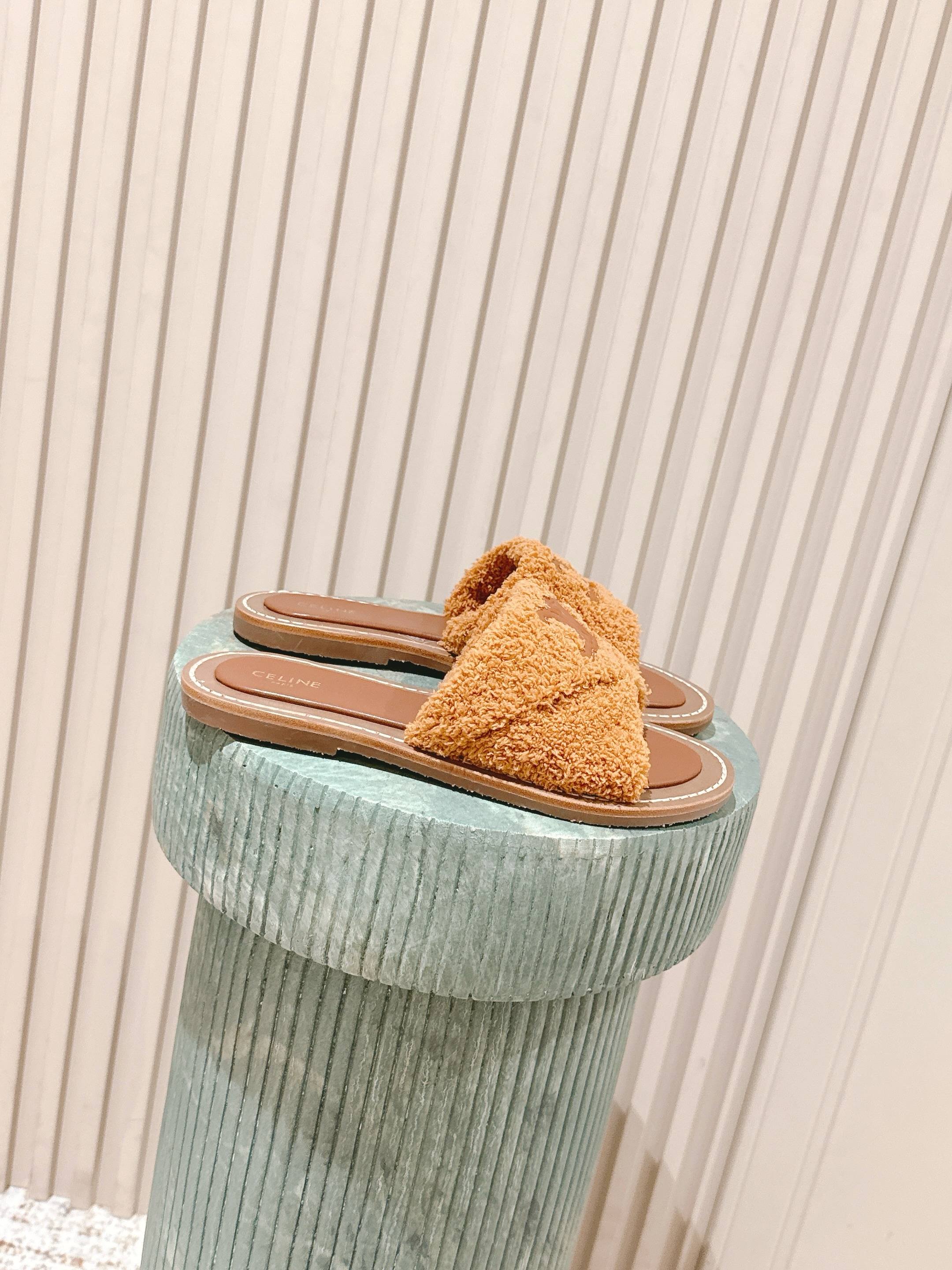 NO:477896,Top version CELINE 25/ Latest Triomphe series Double leather outsoles, many celebrity fashion bloggers plant grass, genuine leather outsole slippers, classic design, never out of date, cool and versatile, whether it is a casual outfit for daily outskirts, it can be perfectly adapted, easily improving the texture of the overall shape. Moreover, the design of this pair of shoes is very suitable for the foot shape, not tired of walking, and is also breathable in spring and summer, and will not sweat. Whether you are shopping, traveling or exercising, it can become your best match. Upper: Original custom cowhide Outsole: Original private model outsole Size#35-41 (40.41 custom made no return or exchange), slippers, celine, slippers, cowhide, Leather soles19860909顶级版本 CELINE思琳 25/ 最新款Triomphe 系列 双成真皮大底 超多明星时尚博主种草 真皮大底拖鞋鞋型设计经典永不过时 酷帅又百搭无论是还是日常出街的休闲装,它都能完美适配,轻松提升整体造型的质感 而且这双鞋的设计很贴合脚型,走路不累脚,春夏穿着也很透气,不会闷汗 不管你是去逛街、旅行还是运动,它都能成为你的最佳搭子. 鞋面: 原版定制牛皮 大底: 原版私模大底 Size#35-41(40.41定做不退换),拖鞋,celine,slippers,cowhide,Leather soles,Women's Shoes