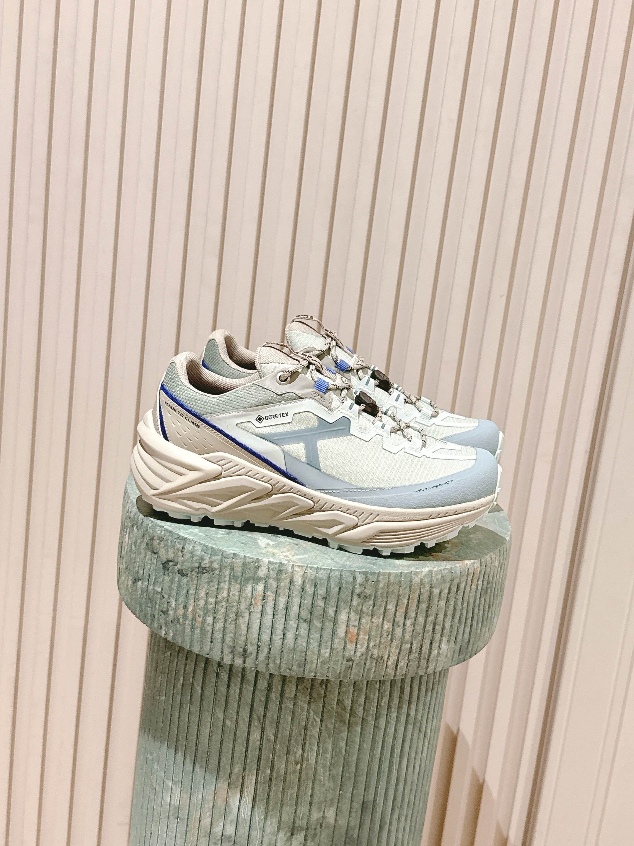 NO:477891,Top version of couple model Kailas Kailas Mountain Travel 2 Outdoor casual sports shoes GTX shock absorption off-road running shoes Original purchase and development Make products This time, the design is reconstructed by sharp ridge lines, and the midsole contour is undulating in the mountains. The body of the shoe is dyed with black, gray and silver, awakening the 'power of loneliness' between sand and gravel. The sole is equipped with VIBRAM MEGAGRIP wetland anti-slip sole, and the choice of LITEBASE version brings a lighter foot feeling, which is more suitable for cross-country running. In addition, the sole is also equipped with Kailas unique pattern 'Tax angle triangular flower' design, and the thickness of 4mm can also help runners better lock the ground in mountainous sections where the situation suddenly changes. Delivery counter exquisite packaging, original custom imported technology fabric, imported breathable net  Original open mold rubber foam material, sole thickness 4.5CM Size: Women's 35-40 / Men's 38-44, casual shoes/sports shoes, sneakers19860909顶级版本情侣款 Kailas 凯乐石 山行2 户外 休闲 运动鞋GTX减震 越野 跑步鞋 原版购入开发 做货 本次 在设计上采用凌厉的山脊线条重构设计语言,中底轮廓呈山脉起伏状.鞋身黑灰银相染,于砂石涌动间唤醒 「孤独的力量」.鞋底配备了VIBRAM MEGAGRIP 湿地止滑大底,LITEBASE 版本的选择带来更加的轻盈的脚感,更适合越野跑.除此之外,鞋底还配备了凯乐石独特的花纹 「税角三棱齿花」设计,而 4mm 的厚度 也能够帮助跑者 在情况突变的山地路段能够更好的锁住地面. 配送专柜精美包装 面料原版定制进口科技面料 内里进口透气网里 鞋底原版开模橡胶发泡材质 底厚4.5CM Size:女款35-40 / 男款38-44,休闲鞋/运动鞋,sneakers,Women's Shoes