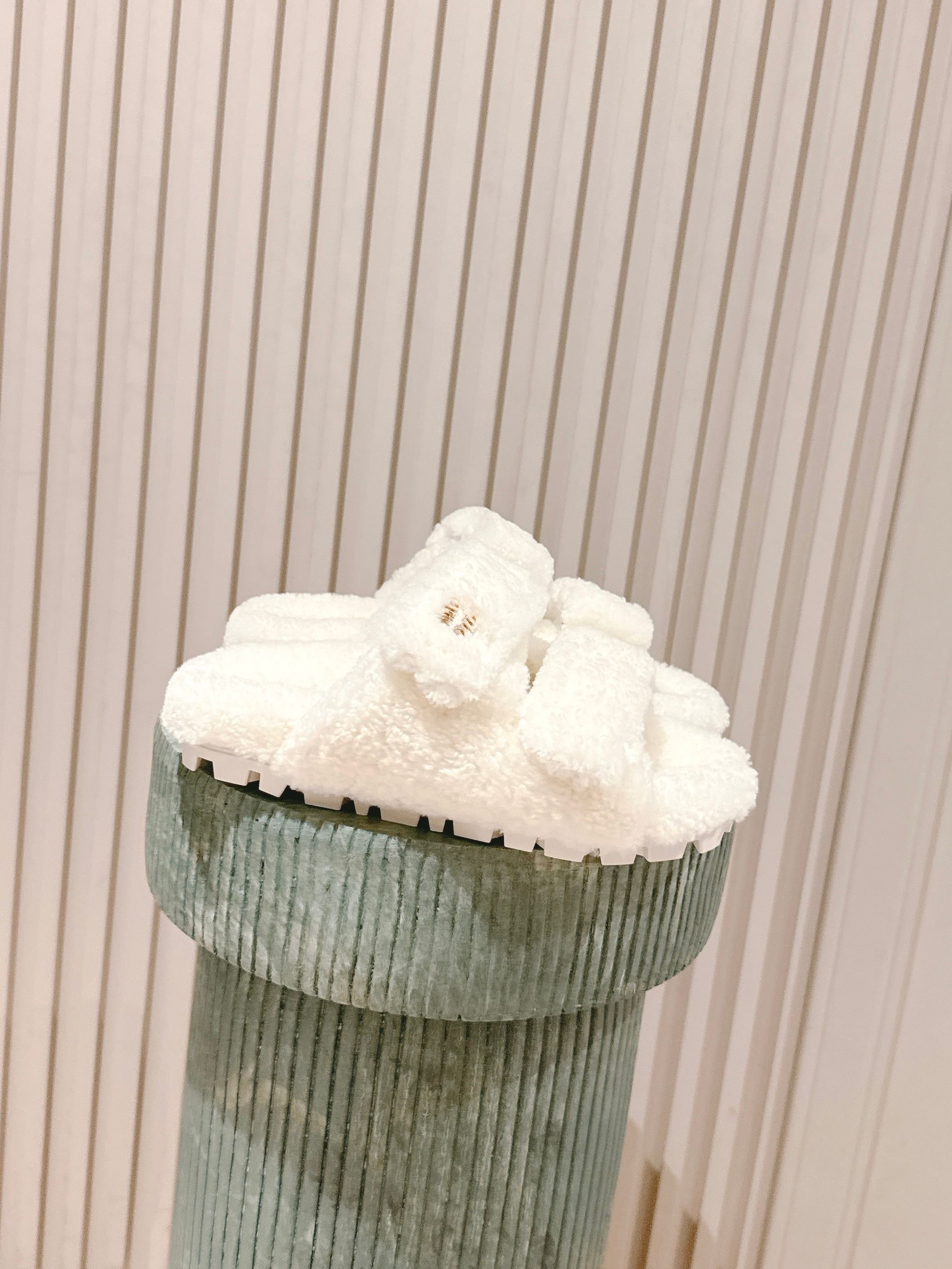 NO:477886,Top version: Miu Miu Miu's new autumn and winter hair drag, a versatile and fashionable item!  Whether you wear it at home or outside, it is a symbol of taste!  It's even more amazing with socks in autumn and winter. Imported Australian real wool, delicate and soft and silky. The outsole is formed and anti-slip sole. Size35-39 (40 custom-made, no return or exchange), fur shoes and slippers, miumiu, slippers, socks19860909顶级版本: Miu Miu 缪缪秋冬新款毛拖 百搭时髦单品！不管居家还是外穿都是品味的象征性！秋冬搭配袜子 那更是太绝太绝了 进口澳洲真羊毛,手感细腻柔软丝滑 大底是成型防滑底 Size35-39（40定制不退换）,毛毛鞋拖鞋,miumiu,slippers,socks,Women's Shoes