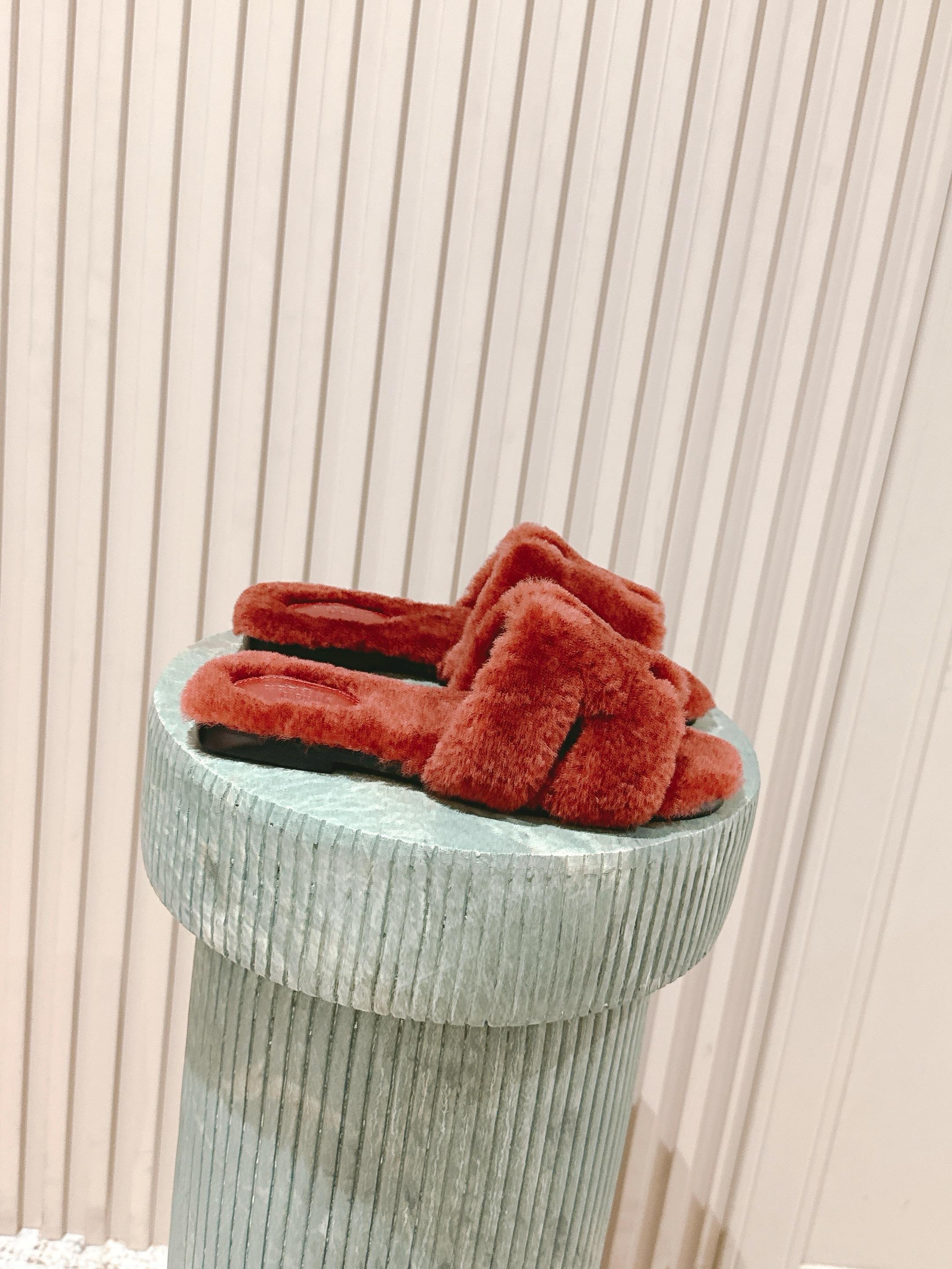 NO:477871,Top version;::Hermes oran wool drag classic sheepskin fur integrated fur slippers, gentle temperament, soft touch, beautiful and warm... Fur integrated material, sole imported cowhide from Italy!  size 35-42, fur shoes slippers, hermes, slippers, cowhide, sheepskin19860909顶级版本；::Hermes oran毛毛拖 经典羊皮毛一体毛毛拖鞋,温婉的气质,柔软的触感,好看又保暖…… 皮毛一体材质,鞋底意大利进口牛皮！ size 35-42,毛毛鞋拖鞋,hermes,slippers,cowhide,sheepskin,Women's Shoes