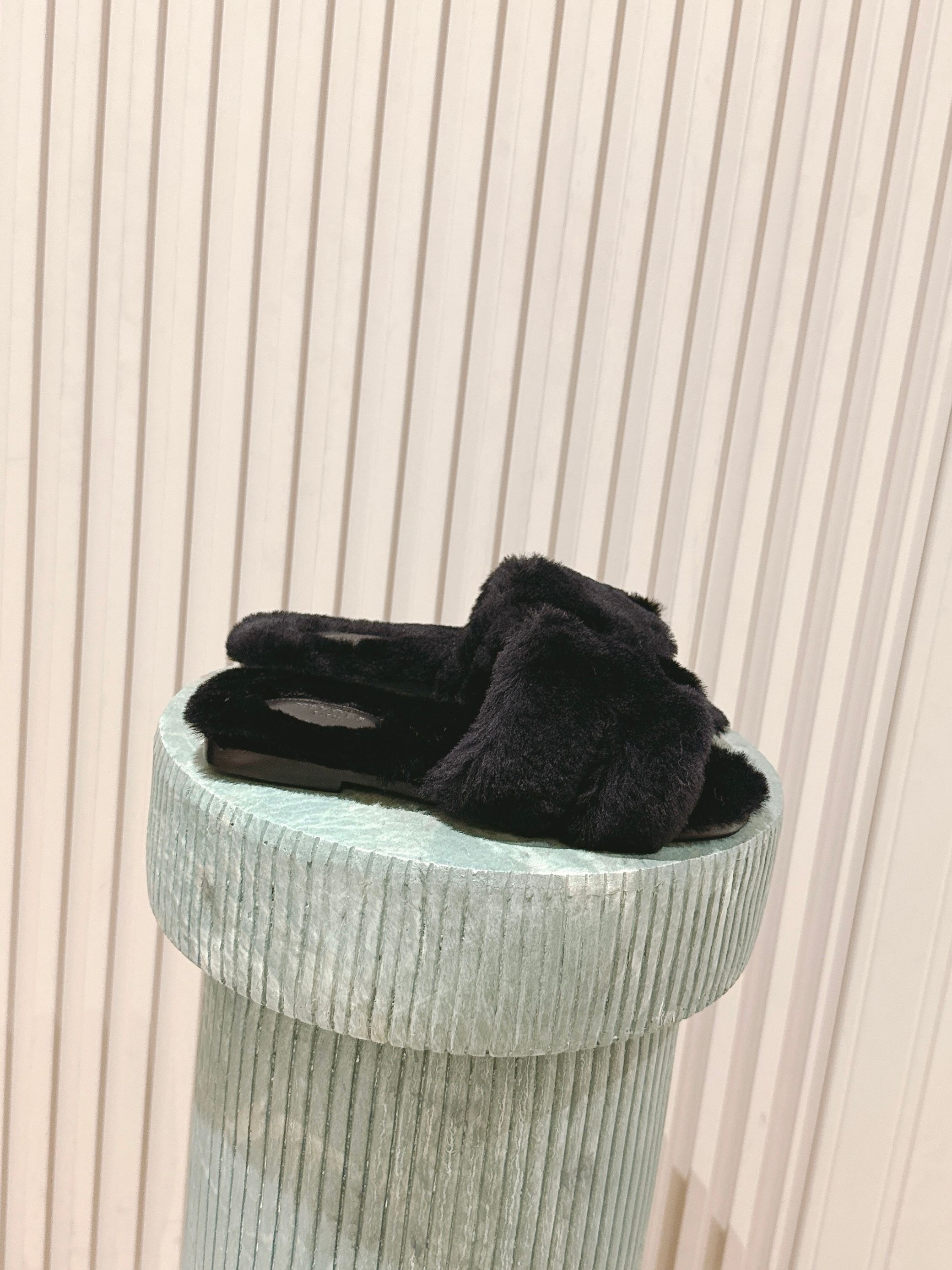 NO:477912,Top version: Hermes oran wool drag classic sheepskin fur integrated fur slippers, gentle temperament, soft touch, beautiful and warm... Fur integrated material, sole imported cowhide from Italy!  size 35-42, fur shoes slippers, hermes, slippers, cowhide, sheepskin19860909顶级版本:Hermes oran毛毛拖 经典羊皮毛一体毛毛拖鞋,温婉的气质,柔软的触感,好看又保暖…… 皮毛一体材质,鞋底意大利进口牛皮！ size 35-42,毛毛鞋拖鞋,hermes,slippers,cowhide,sheepskin,Women's Shoes