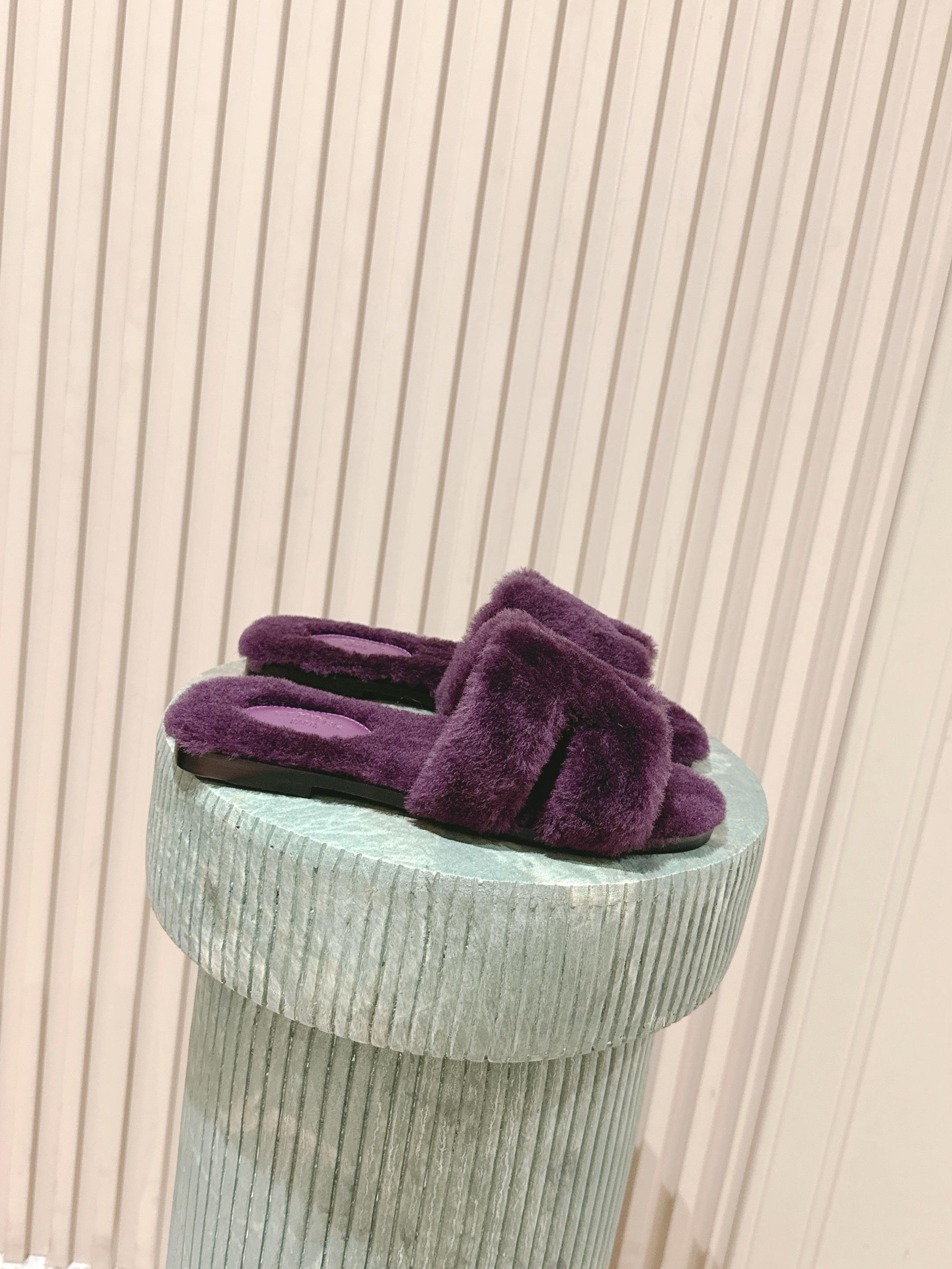 NO:477876,Top version: Hermes oran wool drag classic sheepskin fur integrated fur slippers, gentle temperament, soft touch, beautiful and warm... Fur integrated material, sole imported cowhide from Italy!  size 35-42, fur shoes slippers, hermes, slippers, cowhide, sheepskin19860909顶级版本:Hermes oran毛毛拖 经典羊皮毛一体毛毛拖鞋,温婉的气质,柔软的触感,好看又保暖…… 皮毛一体材质,鞋底意大利进口牛皮！ size 35-42,毛毛鞋拖鞋,hermes,slippers,cowhide,sheepskin,Women's Shoes