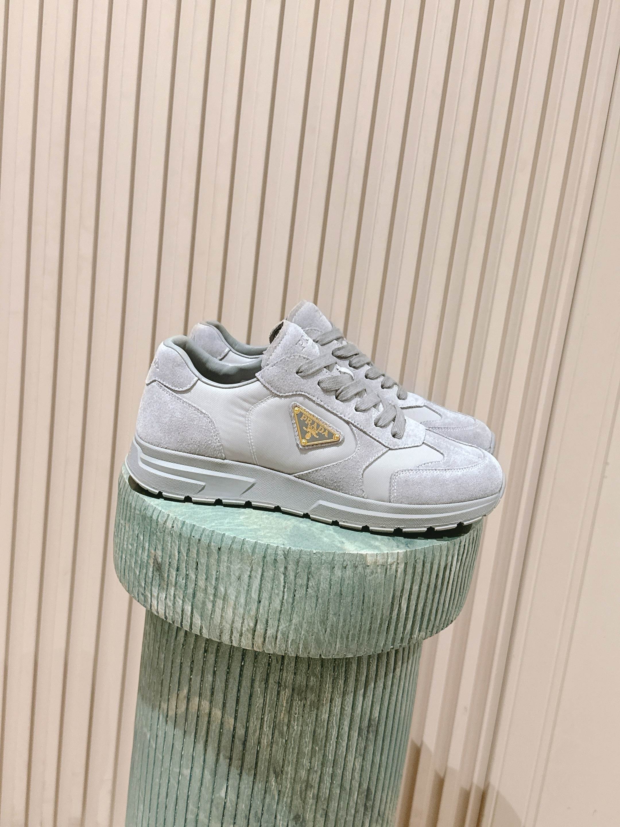 NO:477890,Top version of men's model: prada 25 new men's sneakers Lightweight nylon spliced ​​suede leather material, easy to wear ~ It has both sporty, vitality and fashion sense size 39-45, casual shoes/sports shoes, prada, sneakers19860909顶级版本男款:prada 25新款男士運動鞋 轻便的尼龙拼接绒面皮材质,很好穿～ 兼具运动、活力与时尚感色 size 39-45,休闲鞋/运动鞋,prada,sneakers,Women's Shoes