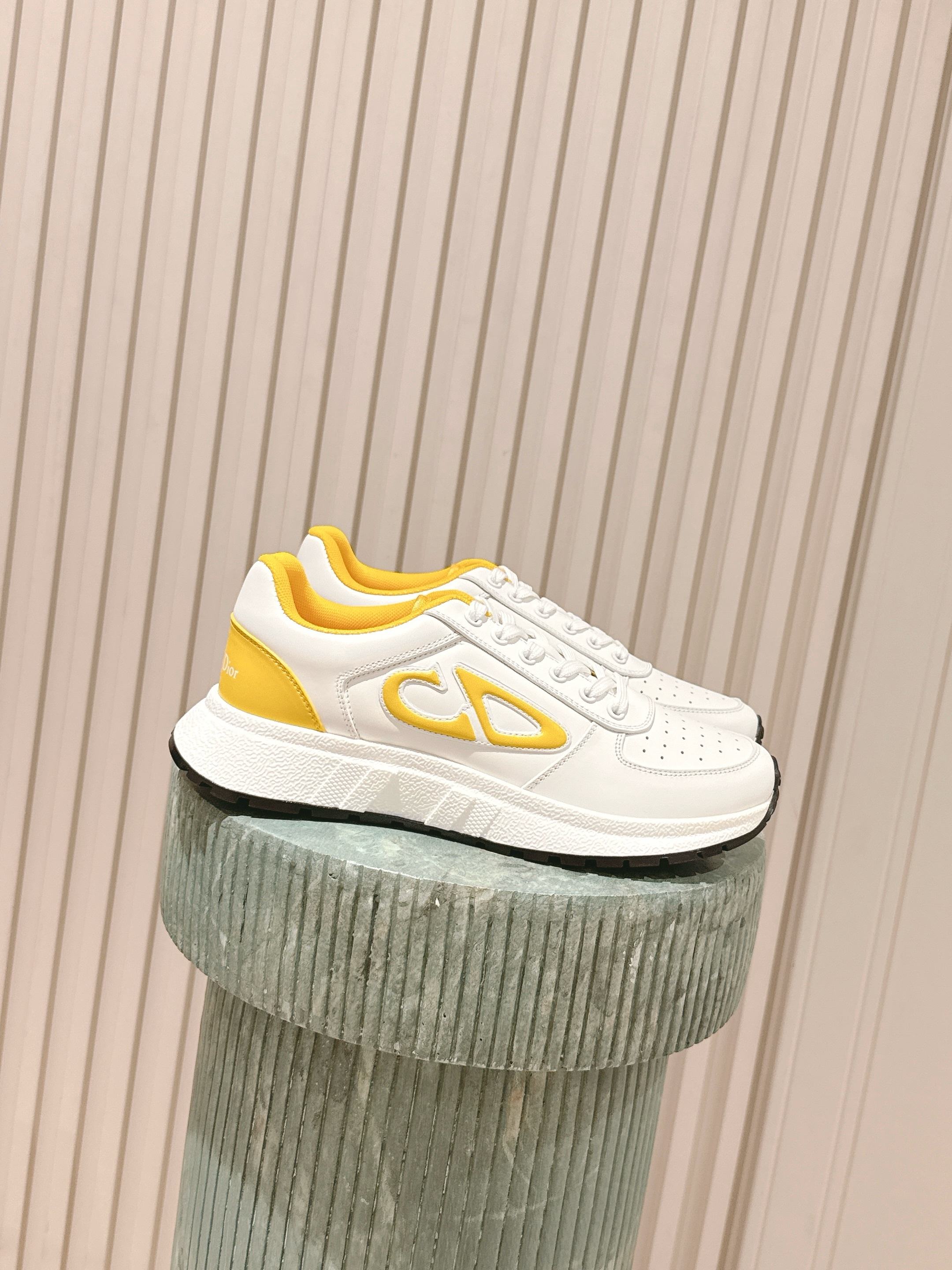 NO:477900,Top version of women / men's Dior latest Run'n'Dior series couples' style thick sole casual sneakers original purchase and development Made this Run'n'Dior sneakers are a new product in the fall 2025 series, reinterpreting the sports style with elegant and fashionable look. The upper is carefully crafted with white mesh fabric, and the laces and heels are decorated with the Christian Dior Paris logo. The exquisite two-color sole is light and soft, which adds a high order temperament to all kinds of casual looks exquisitely packaged in the delivery counter Fabric: Original custom imported top layer cowhide Inner: Imported soft sheepskin sole: Original open mold-proof rubber Sole 4CM Size: Women's 35-41 /  Men's 39-45 (41/45 customization, casual shoes/sports shoes, dior, dior, sneakers, cowhide, sheepskin19860909顶级版本女款 /男款 Dior迪奥 最新Run'n'Dior 系列 情侣款 厚底 休闲 运动鞋 原版购入开发 做货 这款 Run'n'Dior 运动鞋是二零二五秋季系列新品,以优雅时尚的造型重新演绎运动风格.鞋面采用白色网眼织物精心制作,鞋带和鞋跟饰以 Christian Dior Paris 标志.精致的双色鞋底轻盈柔软,可为各式休闲造型增添高订气质 配送专柜精美包装 面料 : 原版定制进口头层牛皮 内里 : 进口柔软羊皮里 鞋底 : 原版开模防滑橡胶材质 底厚 4CM Size : 女款35-41 / 男款39-45（41/45定制,休闲鞋/运动鞋,dior,dior,sneakers,cowhide,sheepskin,Women's Shoes