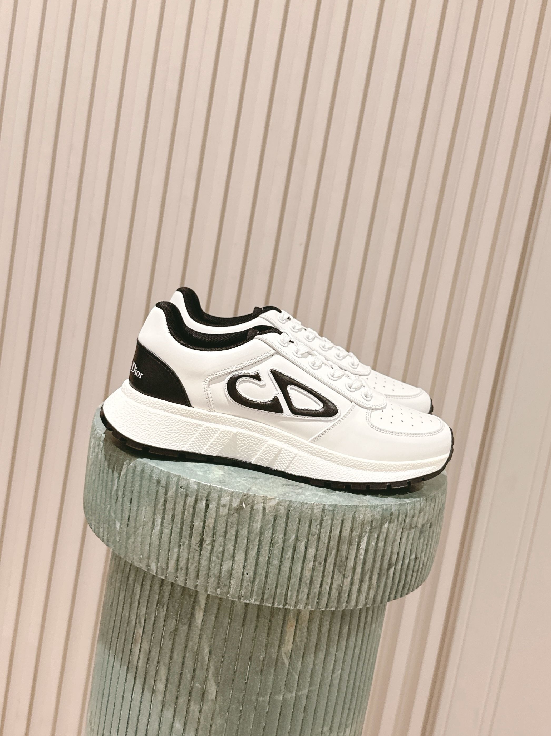 NO:477895,Top version of women/men’s Dior latest Run'n'Dior series Couple model Thick sole Casual sports shoes Original purchase and development Made this Run'n'Dior sneakers are a new product in the 2025 autumn series, reinterpreting the sports style with an elegant and fashionable look. The upper is carefully crafted with white mesh fabric, and the laces and heels are decorated with the Christian Dior Paris logo. The exquisite two-color sole is light and soft, which can add a high order temperament to all kinds of casual styles. The delivery counter is exquisitely packaged Fabric: Original custom imported top layer cowhide Inner: Imported soft sheepskin Sole: Original open mold-proof rubber Sole Thick 4CM Size: Women’s 35-41 /  Men's 39-45 (41/45 customization, casual shoes/sports shoes, dior, dior, sneakers, cowhide, sheepskin19860909顶级版本女款/男款 Dior迪奥 最新Run'n'Dior 系列 情侣款 厚底 休闲 运动鞋 原版购入开发 做货 这款 Run'n'Dior 运动鞋是二零二五秋季系列新品,以优雅时尚的造型重新演绎运动风格.鞋面采用白色网眼织物精心制作,鞋带和鞋跟饰以 Christian Dior Paris 标志.精致的双色鞋底轻盈柔软,可为各式休闲造型增添高订气质 配送专柜精美包装 面料 : 原版定制进口头层牛皮 内里 : 进口柔软羊皮里 鞋底 : 原版开模防滑橡胶材质 底厚 4CM Size : 女款35-41 / 男款39-45（41/45定制,休闲鞋/运动鞋,dior,dior,sneakers,cowhide,sheepskin,Women's Shoes