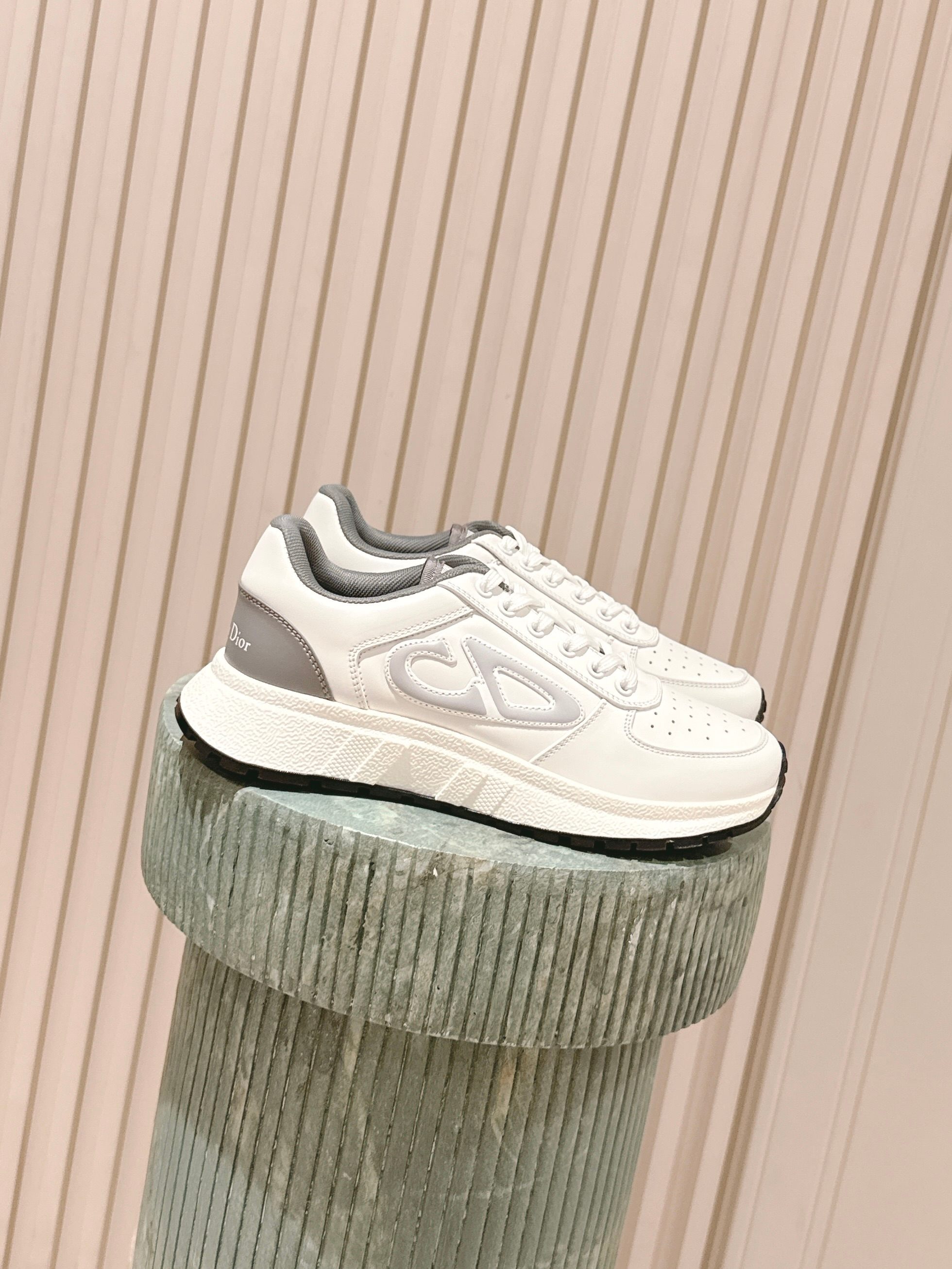 NO:477905,Top version of women/men’s Dior latest Run'n'Dior series Couple model Thick sole Casual sports shoes Original purchase and development Made this Run'n'Dior sneakers are a new product in the 2025 autumn series, reinterpreting the sports style with an elegant and fashionable look. The upper is carefully crafted with white mesh fabric, and the laces and heels are decorated with the Christian Dior Paris logo. The exquisite two-color sole is light and soft, which can add a high order temperament to all kinds of casual styles. The delivery counter is exquisitely packaged Fabric: Original custom imported top layer cowhide Inner: Imported soft sheepskin Sole: Original open mold-proof rubber Sole Thick 4CM Size: Women’s 35-41 /  Men's 39-45 (41/45 customization, casual shoes/sports shoes, dior, dior, sneakers, cowhide, sheepskin19860909顶级版本女款/男款 Dior迪奥 最新Run'n'Dior 系列 情侣款 厚底 休闲 运动鞋 原版购入开发 做货 这款 Run'n'Dior 运动鞋是二零二五秋季系列新品,以优雅时尚的造型重新演绎运动风格.鞋面采用白色网眼织物精心制作,鞋带和鞋跟饰以 Christian Dior Paris 标志.精致的双色鞋底轻盈柔软,可为各式休闲造型增添高订气质 配送专柜精美包装 面料 : 原版定制进口头层牛皮 内里 : 进口柔软羊皮里 鞋底 : 原版开模防滑橡胶材质 底厚 4CM Size : 女款35-41 / 男款39-45（41/45定制,休闲鞋/运动鞋,dior,dior,sneakers,cowhide,sheepskin,Women's Shoes