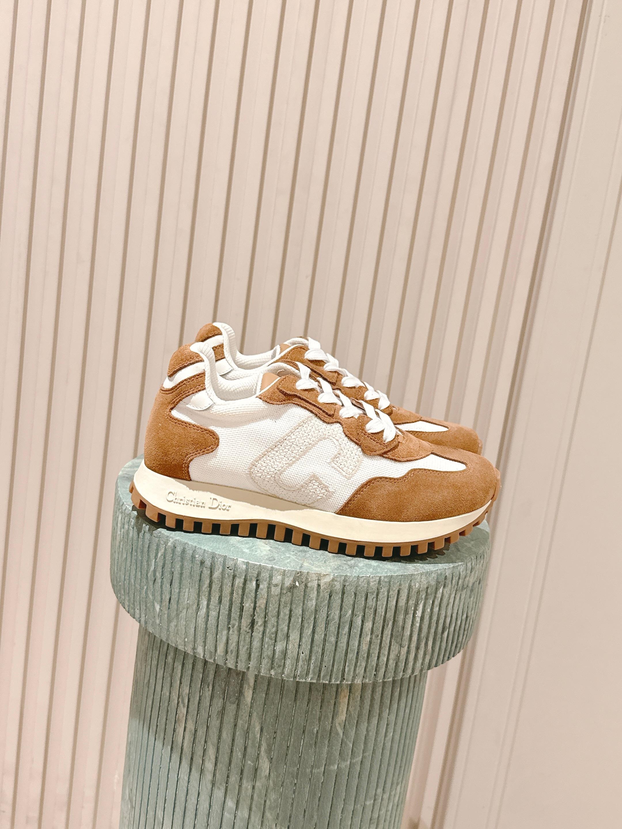 NO:477885,Top version of couple model Dior C'est series Couple model Thick sole Casual sneakers Original purchase and development Made this C'est Dior sneakers are designed with stylish design. They are carefully crafted from white cowhide leather and other materials. The uppers are decorated with the Christian Dior Paris logo and the Christian Dior Paris logo. The tongue decorated with the logo and the light two-color sole are extremely comfortable and show the charm of the sports style. They can add a fashionable atmosphere to all kinds of casual styles. The delivery counter is exquisitely packaged. The original custom imported cowhide is imported. The inner lining is imported original imported breathable net. The sole is exclusively opened and the anti-slip rubber outsole. The sole is 3.5CM thick. Size: women's model 35-41 /  Men's 39-45, casual shoes/sports shoes, dior, dior, sneakers, cowhide19860909顶级版本情侣款 Dior迪奥C'est系列 情侣款 厚底 休闲运动鞋 原版购入开发 做货 这款 C'est Dior 运动鞋设计醒目时尚.采用白色牛皮革等材质精心制作,鞋面两侧分别展示饰以 Christian Dior Paris 标志的黑色和白色橡胶 C 和 D 字母.饰以标志的鞋舌和轻盈的双色鞋底舒适非凡,彰显运动风格的魅力.可为各式休闲造型增添时髦气息 配送专柜精美包装 面料原版定制进口头层牛皮 内里原版进口透气网里 鞋底独家开模防滑橡胶大底 底厚3.5CM Size:女款35-41 / 男款39-45,休闲鞋/运动鞋,dior,dior,sneakers,cowhide,Women's Shoes