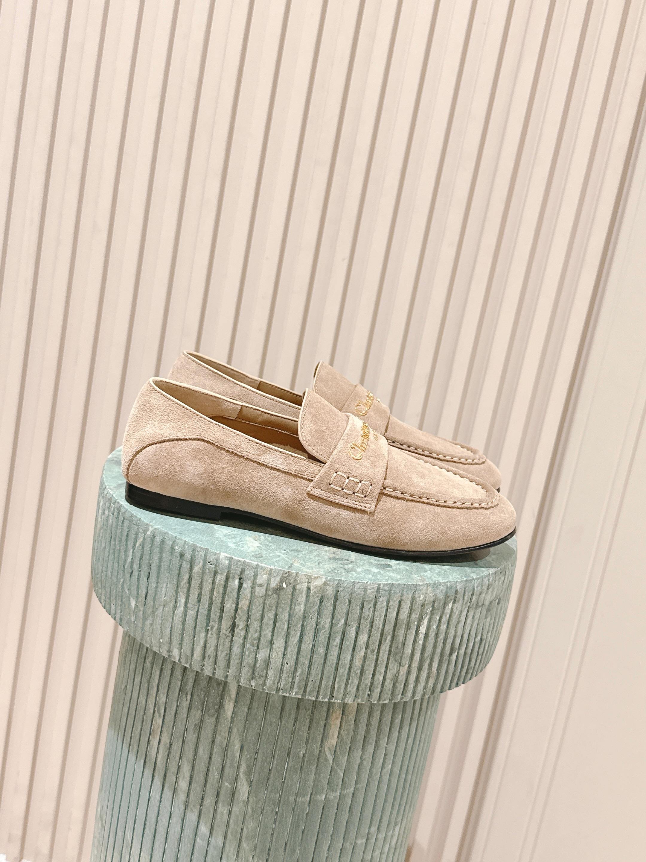 NO:477870,Top version of this picture: Dio* 25ss Spring and Summer New Dior Round Toe Flat Loafers This My Dior Heels are a new product in the 2025 Spring and Summer Ready-toe series, exquisite and elegant. It is carefully crafted with cowhide leather, pointed toe design, embellished with a golden metallic Christian Dior Paris logo, which is recognizable and demonstrates Dior's extraordinary exquisite craftsmanship. It is paired with adjustable lace-up and graphic-style heels, making the fashionable design more elegant. Upper cowhide inner sheepskin outsole leather + injection molding injection SIZE35-40 (40 customization), loafers, dior, loafers, high heels, cowhide, sheepskin19860909顶级版本此图:Dio* 25ss 春夏新款Dior圆头平底乐福鞋 这款 My Dior 露跟高跟鞋是2025春夏成衣系列新品,精致优雅.采用牛皮革精心制作,尖头设计,点缀以金色饰面金属 Christian Dior Paris 标志,富有辨识度,彰显 Dior 非凡的精湛工艺.搭配可调节系带和图形风格鞋跟,令时尚的设计更显典雅. 鞋面牛皮 内里羊皮 大底真皮+注塑射出 SIZE35-40（40定制）,乐福鞋,dior,loafers,high heels,cowhide,sheepskin,Women's Shoes