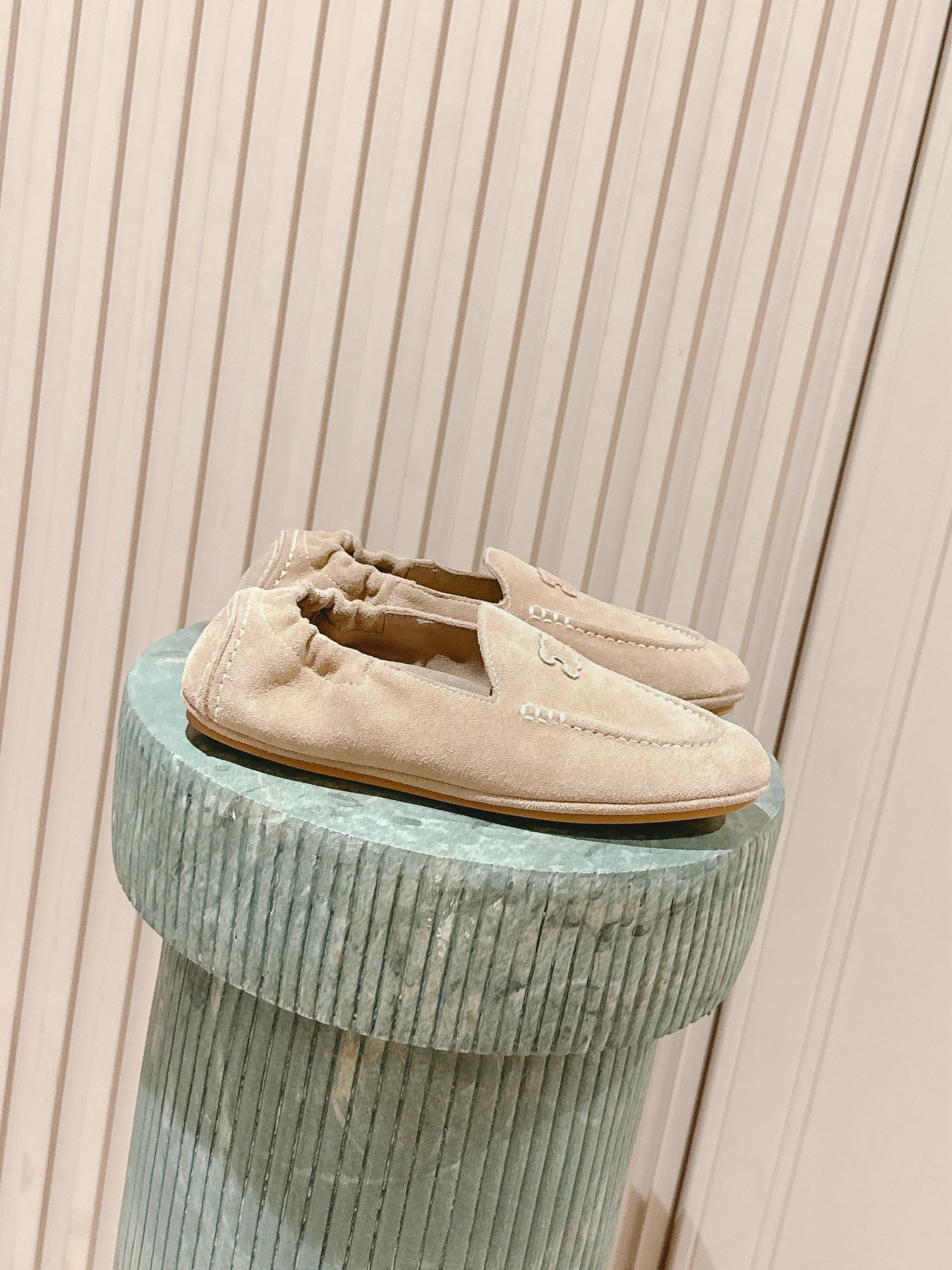 NO:477862,Top version: Celin* 25ss new one-legged loafers. This year, you must buy a pair of celine loafers, retro classic style, super versatile, simple and atmospheric, classic one-legged design, simple and fashionable, combine gentleness and texture, and can be matched at will, and the true love typos all show its brand atmosphere. Upper: ox back velvet, matte inner skin, outsole: original open mold sole Size35-40 (40 custom made without return or exchange), loafers, celine, loafers, skirts19860909顶级版本:Celin* 25ss 新款 一脚蹬乐福鞋 今年必须要入手一双celine乐福鞋 ,复古风经典款 超级百搭 简单大气 经典的一脚蹬设计 简约时髦 把温柔和质感合并 无论裙装裤装都能随意搭配 妥妥的颜霸 无不彰显它的品牌气息. 鞋面:牛反绒 内里磨砂皮 大底:原版开模大底 Size35-40（40订做不退换）,乐福鞋,celine,loafers,skirts,Women's Shoes