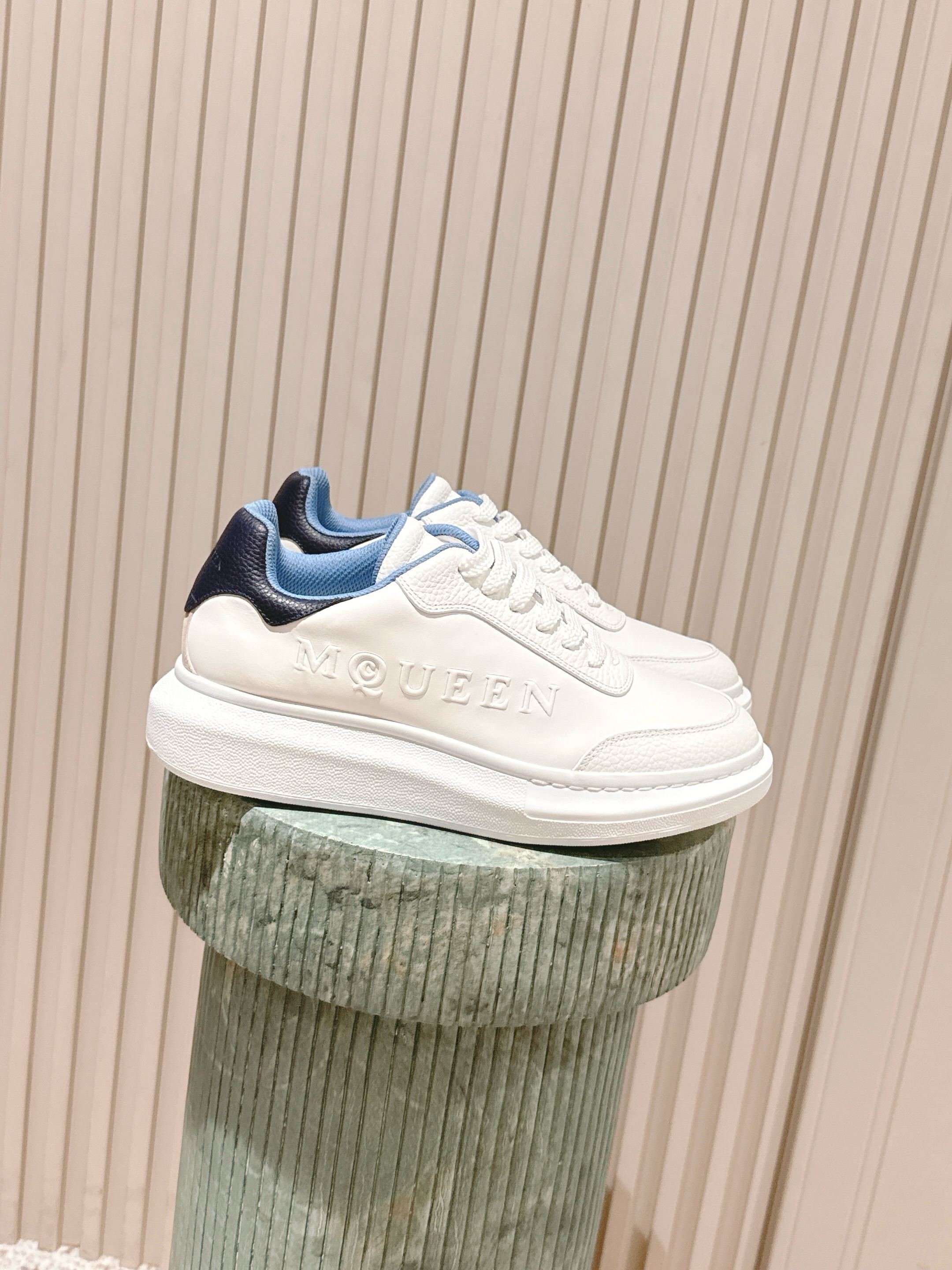 NO:477852,Top version of couples ALEXANDER MCQUEEN/Alexander McQueen Couple style casual sneakers, white shoes, original purchase and development, made McQueen wide-shaped sneakers—one made of white cowhide leather, presenting an iconic and fashionable silhouette, with the side embossed with the classic McQueen logo. Rose-colored shoes heel imprinted with McQueen logo. Matched with rubber thick sole, exquisite packaging for delivery counter Fabric: Original custom imported head layer cowhide Inner: Original custom imported sheepskin lining Outsole: Original open mold TPU non-slip sole Sole Thickness: 3.5CM Size: Women's 35-41 / Men's 39-45, casual shoes/sneakers, alexander mcqueen,sneakers,cowhide,sheepskin19860909顶级版本情侣款 ALEXANDER MCQUEEN/亚历山大·麦昆 情侣款 休闲运动鞋 小白鞋 原版购入开发 做货 McQueen阔型运动鞋—一采用白色牛皮革打造,呈现标志性时尚廓形,侧面饰有经典McQueen标志.玫瑰色鞋后跟压印McQueen标志.搭配橡胶厚底 配送专柜精美包装 面料: 原版定制进口头层牛皮 内里: 原版定制进口羊皮里 大底: 原版开模TPU防滑大底 底厚: 3.5CM Size: 女款35-41 / 男款39-45,休闲鞋/运动鞋,alexander mcqueen,sneakers,cowhide,sheepskin,Women's Shoes