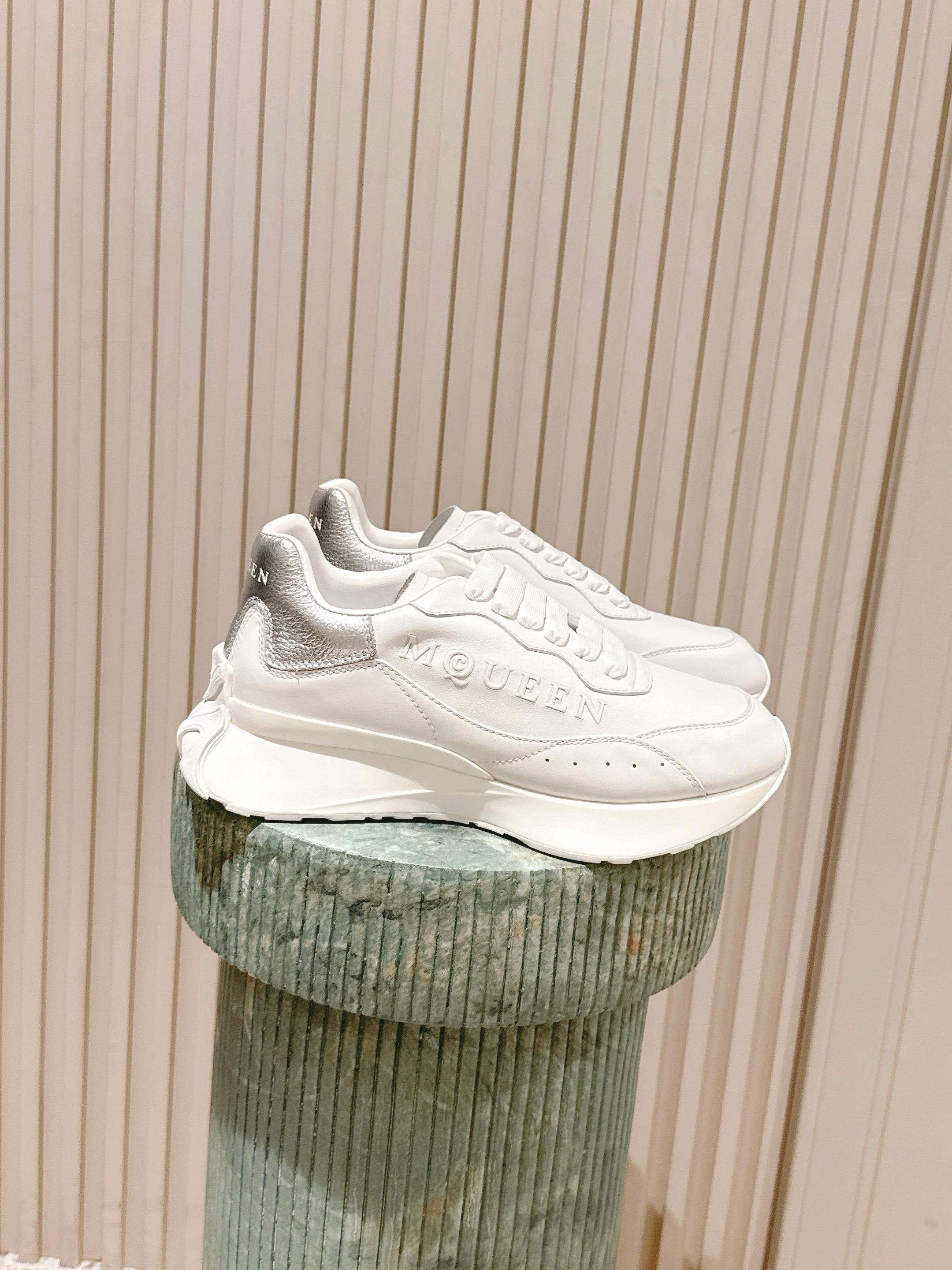 NO:477845,Top version of women/men's ALEXANDER MCQUEEN/Alexander McQueen Sprint series couple style casual sneakers white shoes dad shoes original purchase and development made Sprint sneakers 1 - designed with white leather spliced ​​upper. The side is decorated with classic McQueen logo, metal texture silver shoe heel with imprint logo. Paired with soft rubber sole exquisite packaging for delivery counter Fabric: original imported cowhide leather, inner original custom net + sheepskin sole open mold PU vacuum absorber film combined with TPU material Sole thickness 4.5CM Size: women's 35-40 / men's 39-45, casual shoes/sneakers, alexander mcqueen, sneakers, cowhide, sheepskin19860909顶级版本女款/男款 ALEXANDER MCQUEEN/亚历山大·麦昆 Sprint系列情侣款 休闲 运动鞋 小白鞋 老爹鞋 原版购入开发 做货 Sprint运动鞋一—采用白色皮革拼接鞋面设计.侧面点缀经典McQueen标志,金属质感银色鞋后跟饰有压印标志.搭配柔软的橡胶鞋底 配送专柜精美包装 面料:原版进口头层牛皮 内里原版定制网里+羊皮 鞋底开模PU真空吸膜结合TPU材质 底厚4.5CM Size:女款35-40 / 男款39-45,休闲鞋/运动鞋,alexander mcqueen,sneakers,cowhide,sheepskin,Women's Shoes