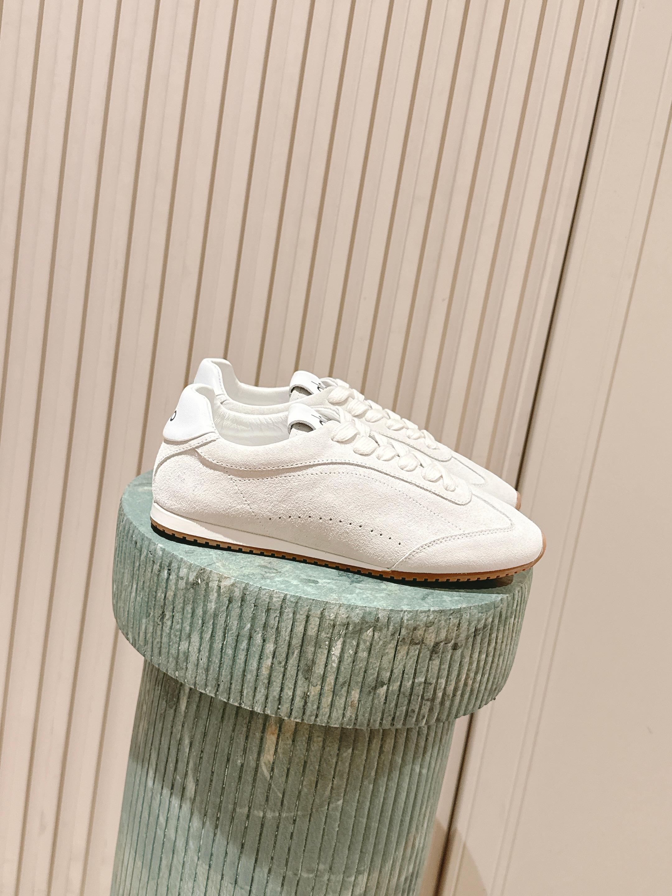 NO:477861,Top original single alo 25ss early autumn new couple's German training shoes Forrest Gump shoes casual shoes are thin-soled styles that are not heavy at all! Very lightweight! It looks better when putting on socks! And it is recommended by celebrities~ It looks thinner with legs on your feet! Super suitable for us small girls~ the shoes are also a classic ox-fleece design and the delicate texture of the upper! ! Fabric: Italian imported suede Living: Australian imported sheepskin, original rubber outsole size, size 35-40 for women (40 for custom-made, no return or exchange) Men's size 39-45 for 45 for custom-made, no return or exchange), casual shoes/sports shoes, sneakers, sheepskin, chamois leather19860909顶级原单 alo 25ss 早秋新品情侣款德训鞋 阿甘鞋休闲鞋 是薄底款上脚一点都不沉重！非常轻便！套上袜套搭配更好看！而且还是明星同款推荐～上脚超级显腿细！超级适合我们小个子女生～鞋子整体也是经典的牛反绒设计搭配鞋面细腻的纹路肌理感！！ 面料: 意大利进口麂皮 內里: 澳洲进口绵羊皮 大底原版橡胶大底 码数女码35-40（40定做不退换） 男码39-45（45定做不退换）,休闲鞋/运动鞋,sneakers,sheepskin,chamois leather,Women's Shoes