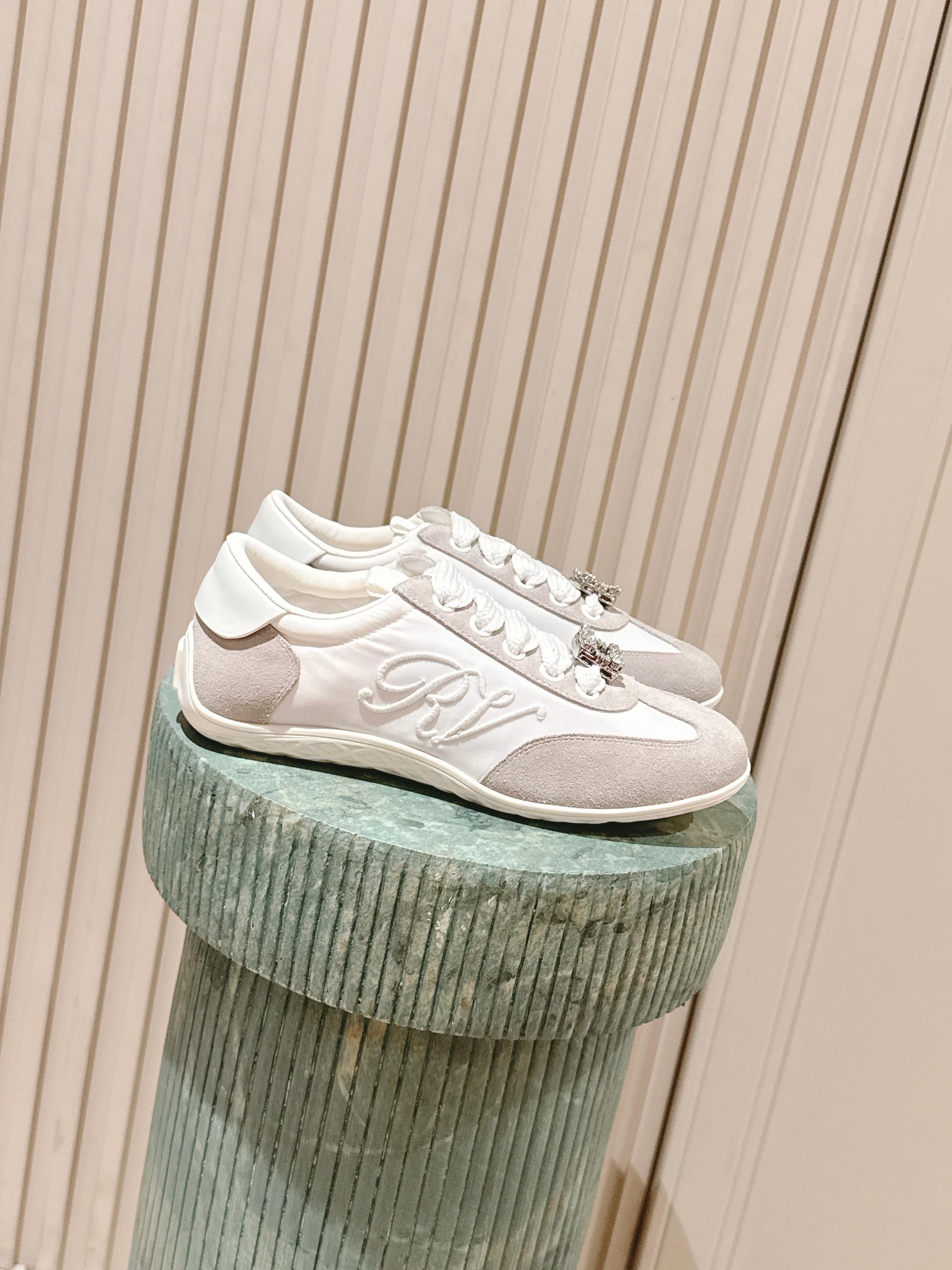 NO:477856,Top version (this model has a flat buckle diamond buckle freely): Roger vivier/Rv 2025SS latest German training casual shoes. Classic and simple style design, versatile and not picky, delicate on the feet, light and soft, beauty and strength coexist!  The versatile commuting color matching synchronized on the official website is closed!  Whether it is the feeling of the feet or appearance, it is light and soft Oxford soft sole, strong toughness, soft, light, non-slip and wear-resistant, and the edge of the shoe further ensures the comfort of the foot and does not rub the feet!  Imported silk splicing imported suede, sheepskin inner lining and foot pads!  Outsole original mold rubber outsole Size35-40 (40 custom made without return or exchange), casual shoes/sports shoes, roger vivier, sneakers, sheepskin, real silk, chamois leather19860909顶级版本(此款有平扣钻扣自由搭配):Roger vivier/Rv 2025SS最新款德训休闲鞋 经典简约的款式设计,百搭不挑人,上脚秀气,轻盈柔软,美貌与实力并存！官网同步的百搭通勤配色闭眼收！ 无论脚感还是颜值都是天花板的存在,又轻又软牛津软大底,韧性强 柔软 轻便防滑耐磨,鞋口包边进一步保证上脚舒适感,不磨脚！ 鞋面进口真丝拼接进口麂皮, 羊皮内里、垫脚！ 大底原版模具橡胶大底 Size35-40（40订做不退换）,休闲鞋/运动鞋,roger vivier,sneakers,sheepskin,real silk,chamois leather,Women's Shoes