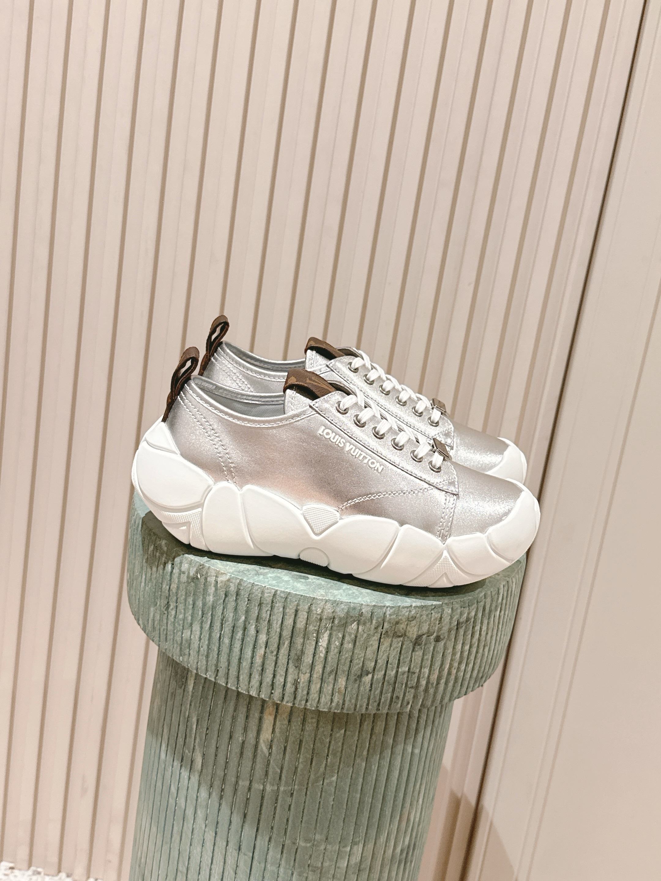 NO:477826,Top version: LV new sneakers Bubble. The shape is cool, but it is not exaggerated at all. Nice easily increases the height by 5cm, simple and beautiful size35-40, casual shoes/sports shoes, louis vuitton, sneakers19860909顶级版本:LV 新款运动鞋Bubble 造型好酷啊,但完全也不浮夸,nice 轻松增高5cm,简约好看 size35-40,休闲鞋/运动鞋,louis vuitton,sneakers,Women's Shoes
