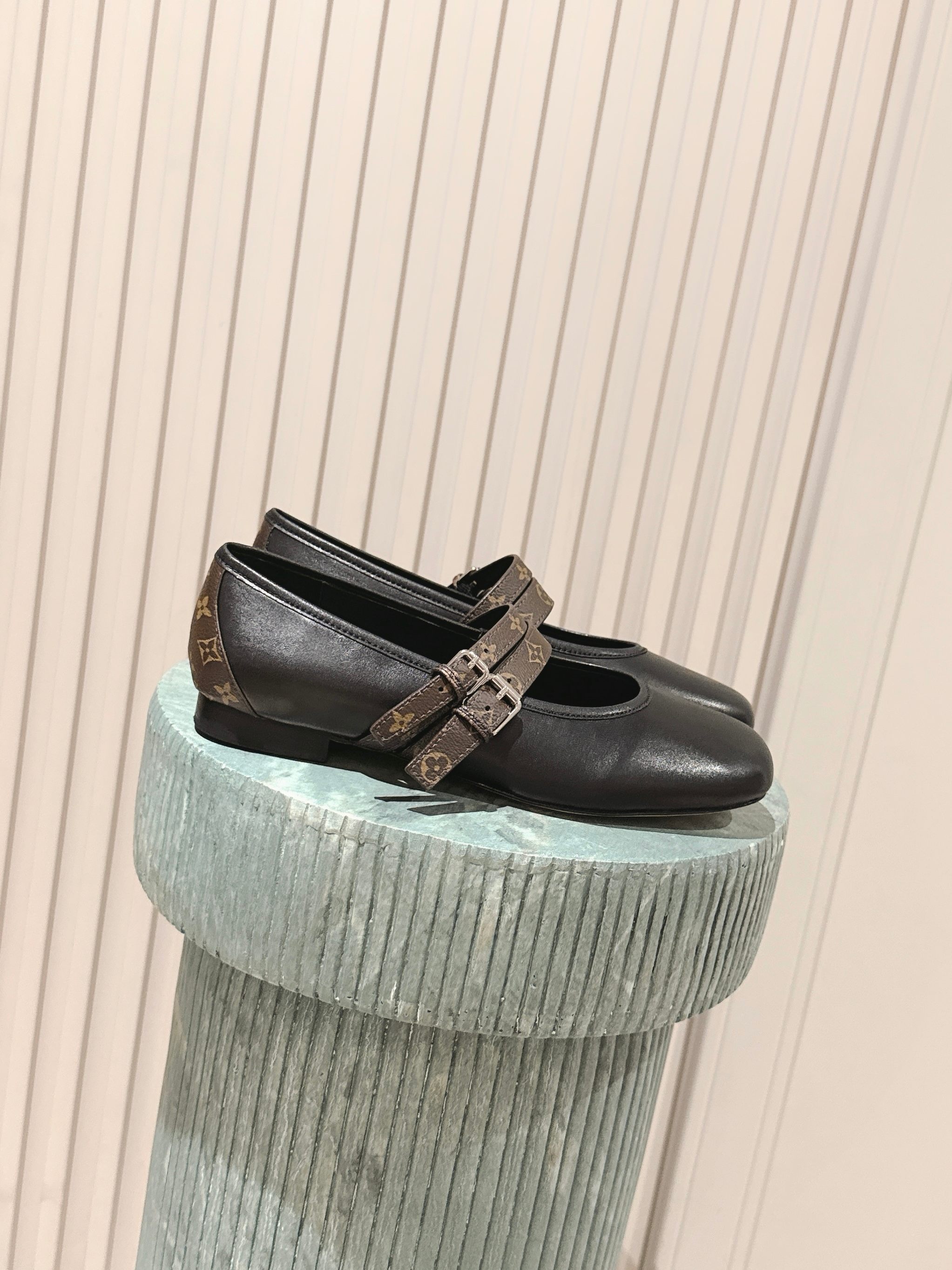 NO:477820,Top version: louis vuitton LV Louis Vuitton 25/ Latest Mary Jane single shoes Simple and exquisite, full of high-end feel, showing elegant temperament ~ It looks so beautiful on the feet, full of summer beautiful shoes. Upper cowhide 3D printing/mesh lining: sheepskin lining, outsole: Italian imported genuine leather sole Size #35-41 (40 41 custom made without return), Mary Jane, louis vuitton, louis vuitton, louis vuitton, mary jane, cowhide, sheepskin, Leather soles19860909顶级版本:louis vuitton LV路易威登 25/ 最新玛丽珍单鞋 简约精致,高级感满满,尽显优雅气质～ 上脚超好看,拉满了夏日美鞋绝绝子啊 鞋面牛皮3D打印/网纱 内里: 羊皮内里, 大底: 意大利进口真皮大底 Size #35-41（40 41订做不退换）,玛丽珍,louis vuitton,louis vuitton,louis vuitton,mary jane,cowhide,sheepskin,Leather soles,Women's Shoes