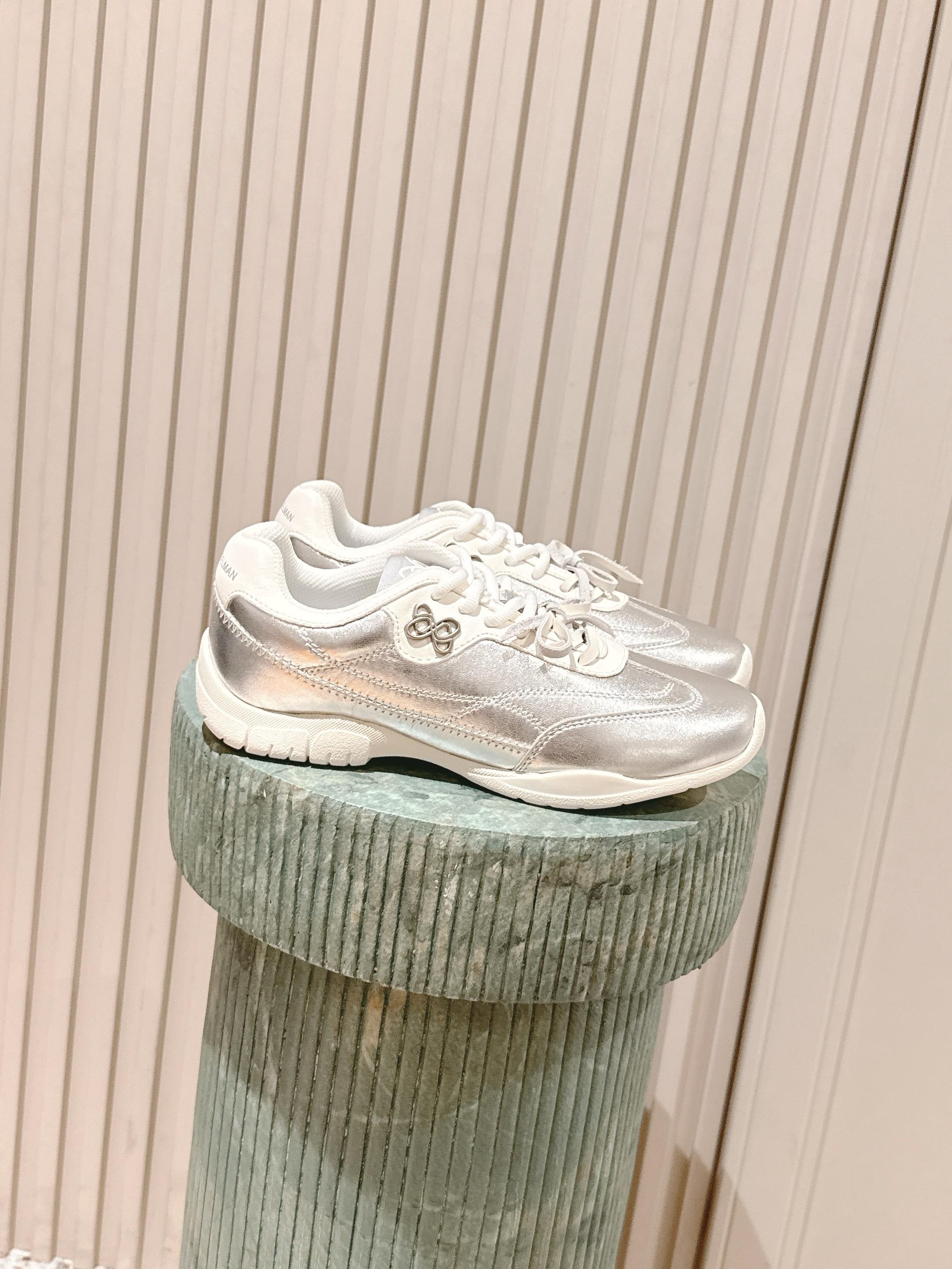 NO:477814,Top version ANN ANDELMAN Anderman's latest classic German training shoes. This model is really classic, with silver or white gray color combinations. The shoes are really light and comfortable. The whole is Maillard's classic design style!  The upper adopts suede and leather splicing design, without a large contrasting element, which makes it more return to the original!  Material cowhide/cow back velvet inner sheepskin, original open molded sole Size35 -41 (40.41 custom made without return), casual shoes/sports shoes, sneakers, cowhide, sheepskin19860909顶级版本 ANN ANDELMAN 安德曼最新款经典德训鞋 这款真的非常的经典,配色是银白或者是白灰色,鞋子真的炒鸡轻便舒适,整个就是美拉德的经典设计风格！ 鞋面采用绒面与皮面的拼接设计没有很大的撞色元素更加的回归原始！ 材质牛皮/牛反绒 内里羊皮 大底原版开模大底 Size35 -41（40.41订做不退换）,休闲鞋/运动鞋,sneakers,cowhide,sheepskin,Women's Shoes