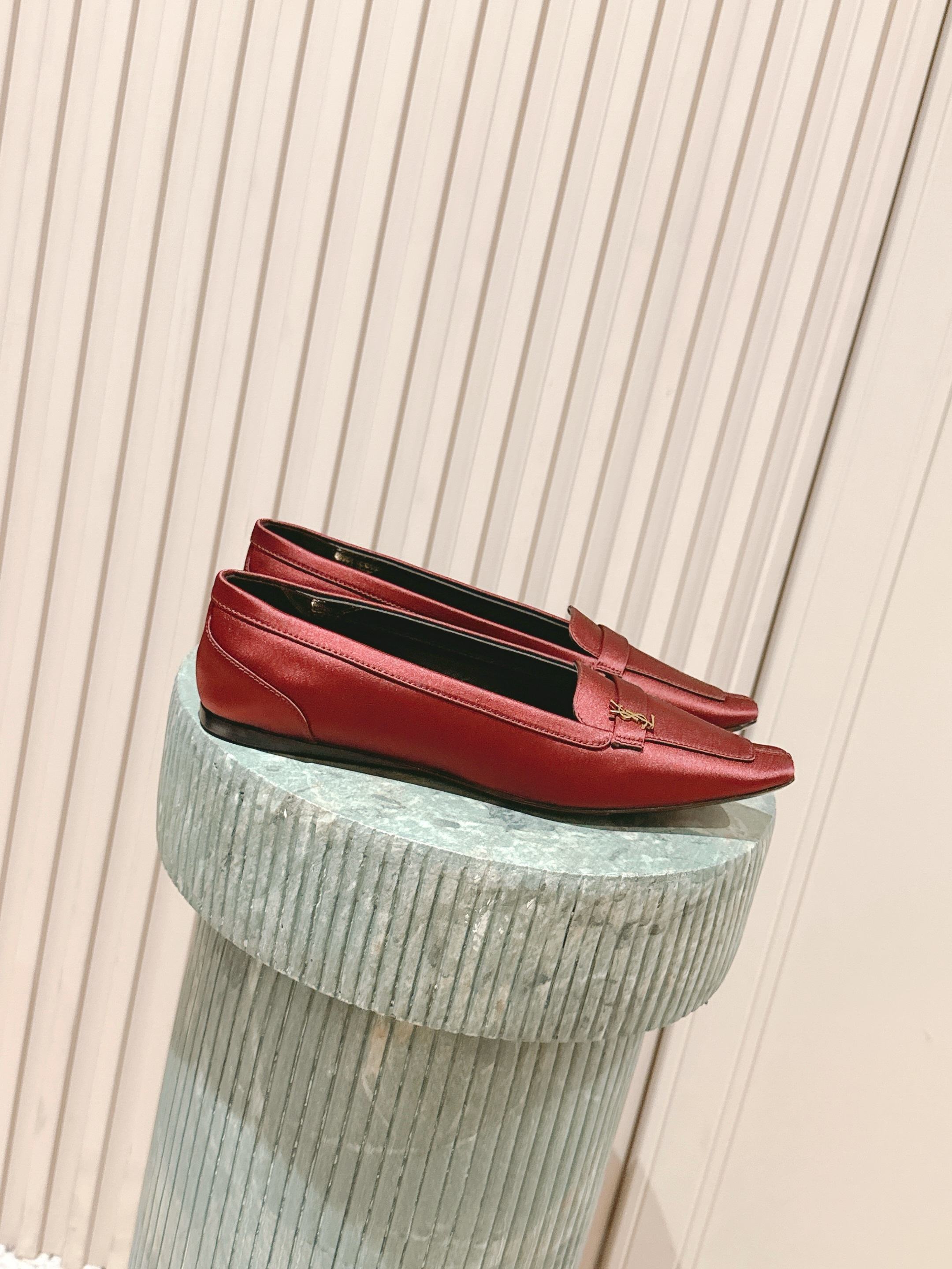 NO:477855,Top version: Saint Laurent, Saint Laurent, autumn and winter flat bottom, autumn and winter semi-drag, treasure fashionable items, sought after by many celebrity supermodels, YSL's design reveals timeless and modern fragrance, giving the new season some romanticism!  Imported calfskin upper foot pad inner inner imported sheepskin outsole imported Italian leather outsole Size35-41 (40 41 customized, no return or exchange), single shoes, saint laurent, saint laurent, saint laurent, saint laurent, louis vuitton, cowhide, sheepskin, Leather soles19860909顶级版本: Saint Laurent 圣罗兰秋冬平底秋冬半拖 宝藏时髦单品 众多明星超模追捧,YSL家设计流露隽永摩登的香调,赋予新季一些浪漫主义！ 鞋面进口小牛皮 垫脚 内里进口羊皮 大底意大利进口真皮大底 Size35-41（40 41订做不退不换),单鞋,saint laurent,saint laurent,saint laurent,louis vuitton,cowhide,sheepskin,Leather soles,Women's Shoes